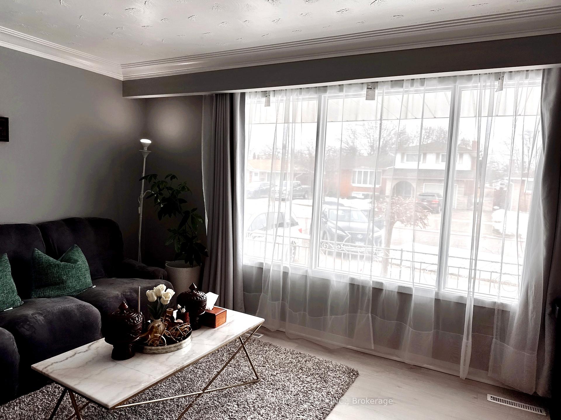 Photo 2 of 11 St Charles Drive W, Thorold, Thorold Downtown — HOMEH