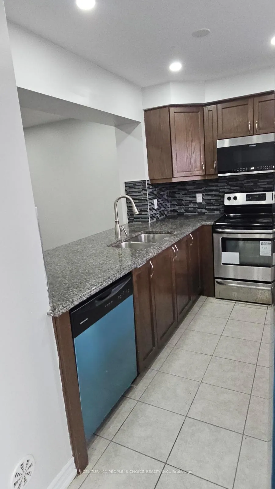 Photo 12 of 111 Glenvista Drive, Kitchener — HOMEH
