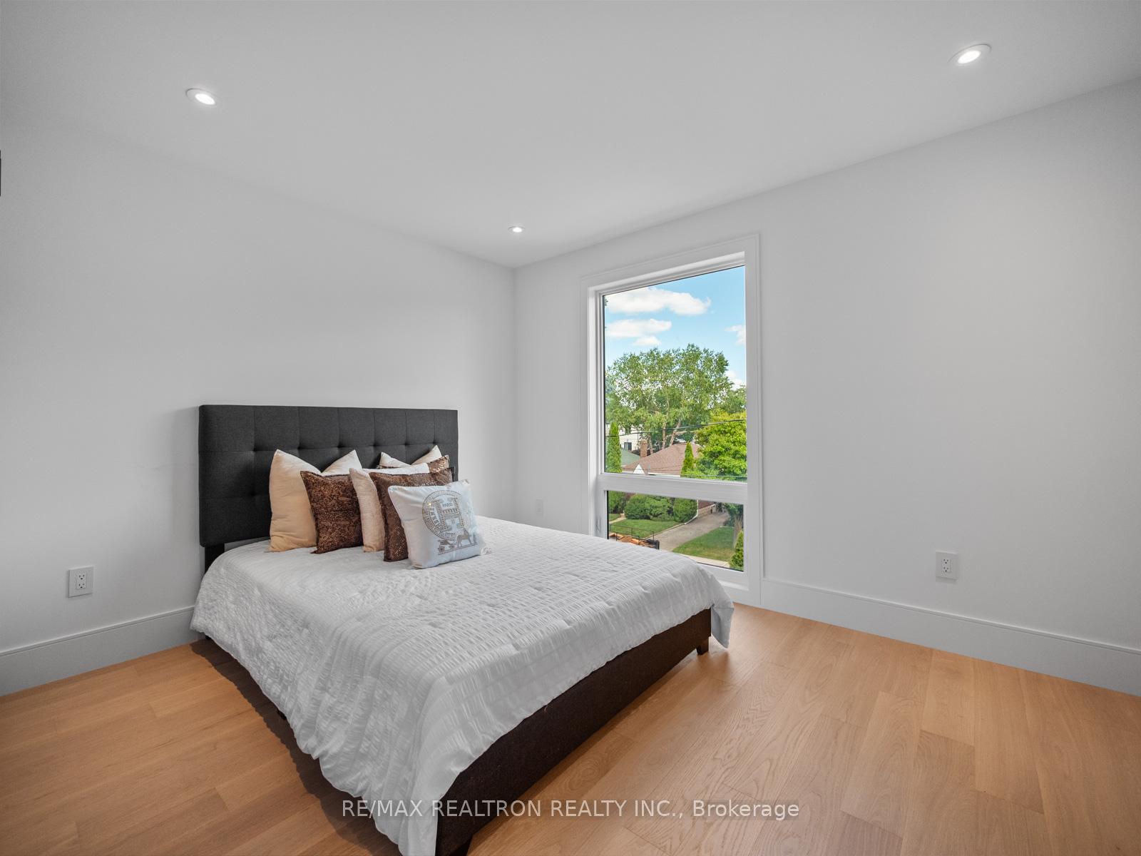 Photo 37 of 60 St Hubert Avenue, Toronto, East York — HOMEH