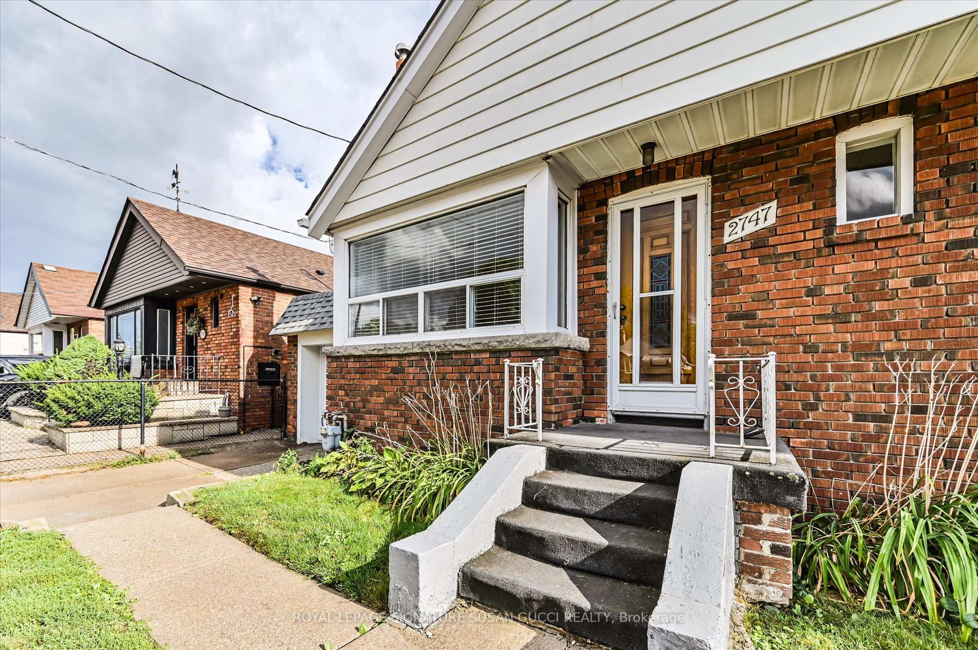 Photo 2 of 2747 St Clair Avenue E, Toronto, O'Connor-Parkview — HOMEH