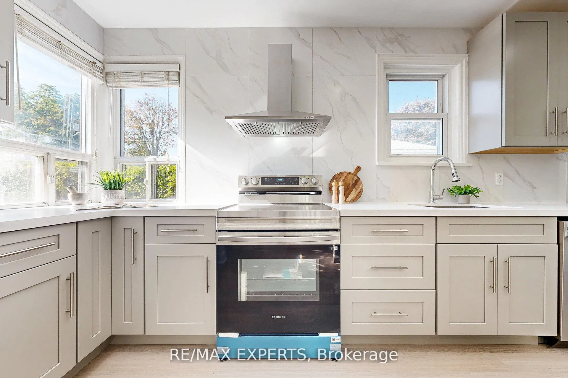 Photo 3 of 261 Helmer Avenue, Newmarket, Central Newmarket — HOMEH