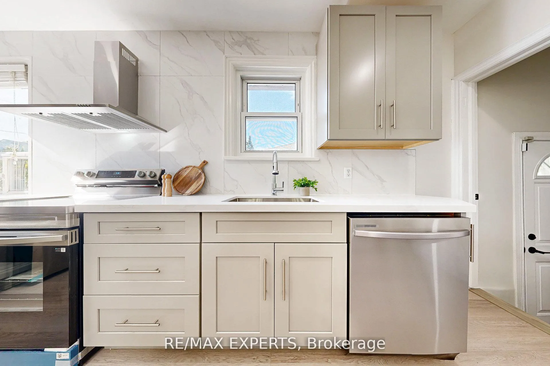 Photo 4 of 261 Helmer Avenue, Newmarket, Central Newmarket — HOMEH