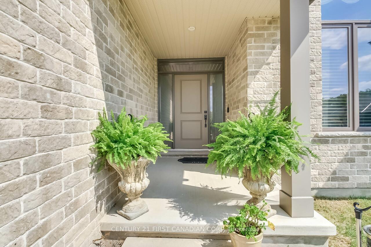 Photo 4 of 2129 Lockwood Crescent E, Strathroy-Caradoc, Rural Strathroy-Caradoc — HOMEH