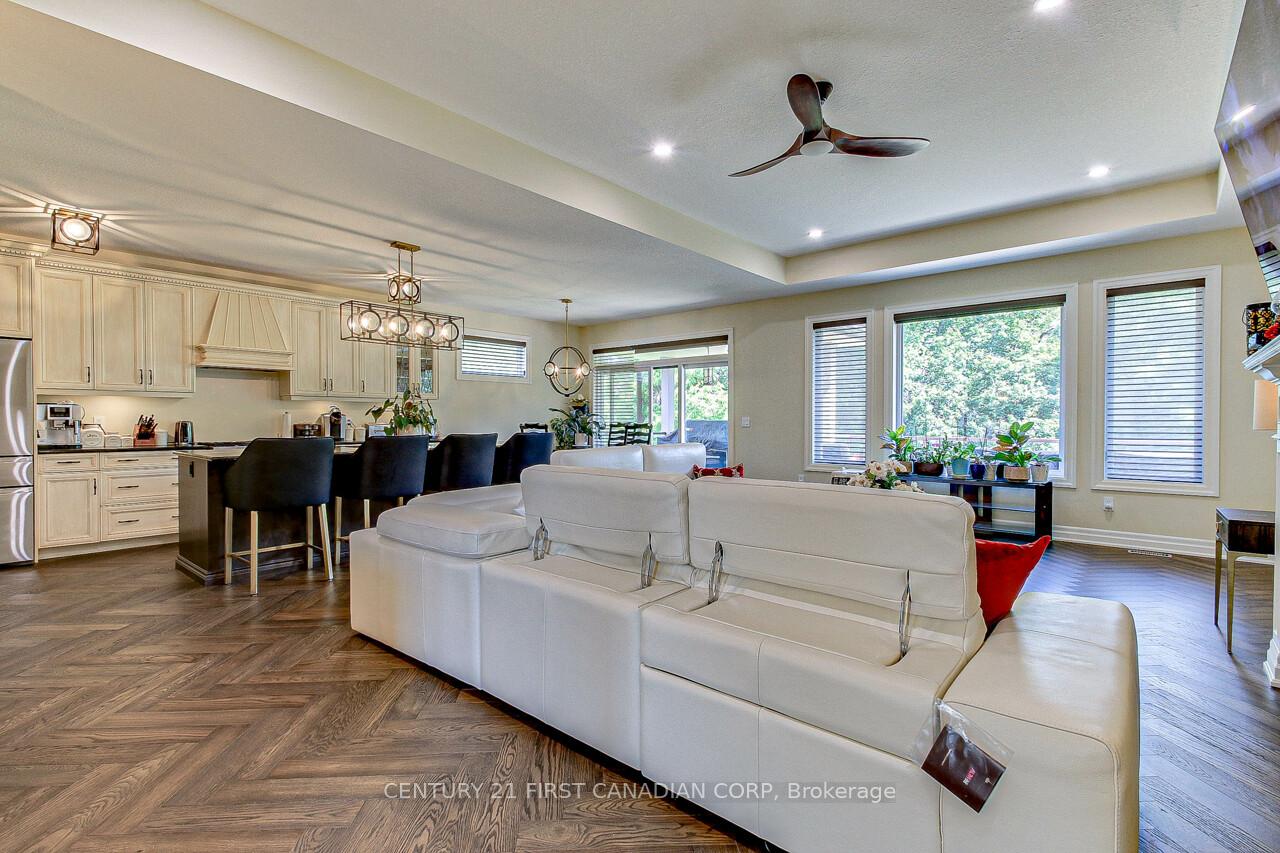 Photo 8 of 2129 Lockwood Crescent E, Strathroy-Caradoc, Rural Strathroy-Caradoc — HOMEH