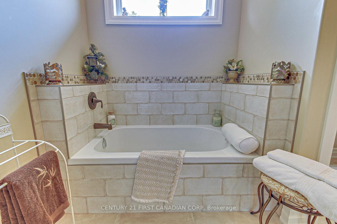 Photo 26 of 2129 Lockwood Crescent E, Strathroy-Caradoc, Rural Strathroy-Caradoc — HOMEH