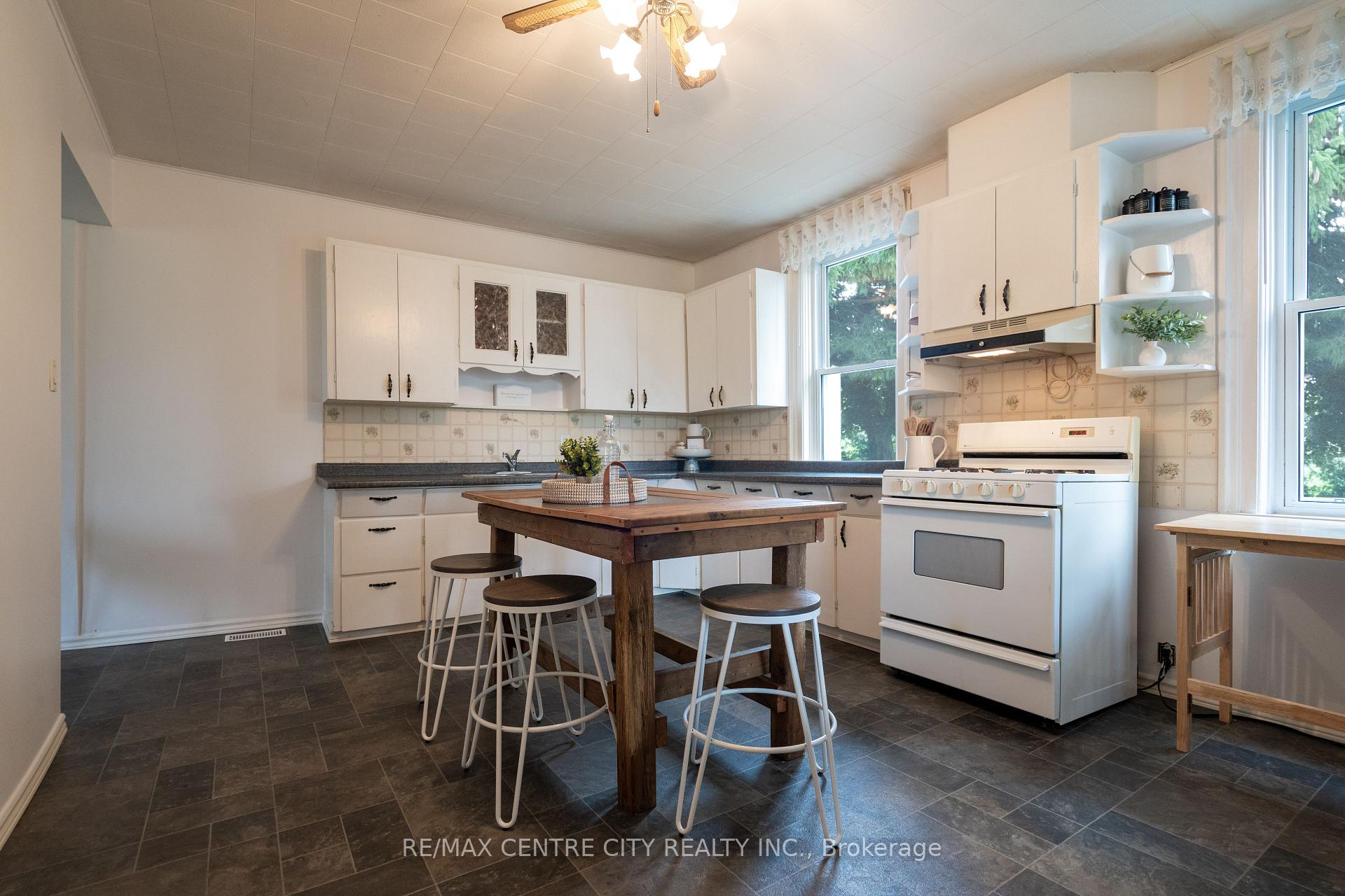 Photo 8 of 6924 Calvert Drive, Strathroy-Caradoc, Rural Strathroy-Caradoc — HOMEH