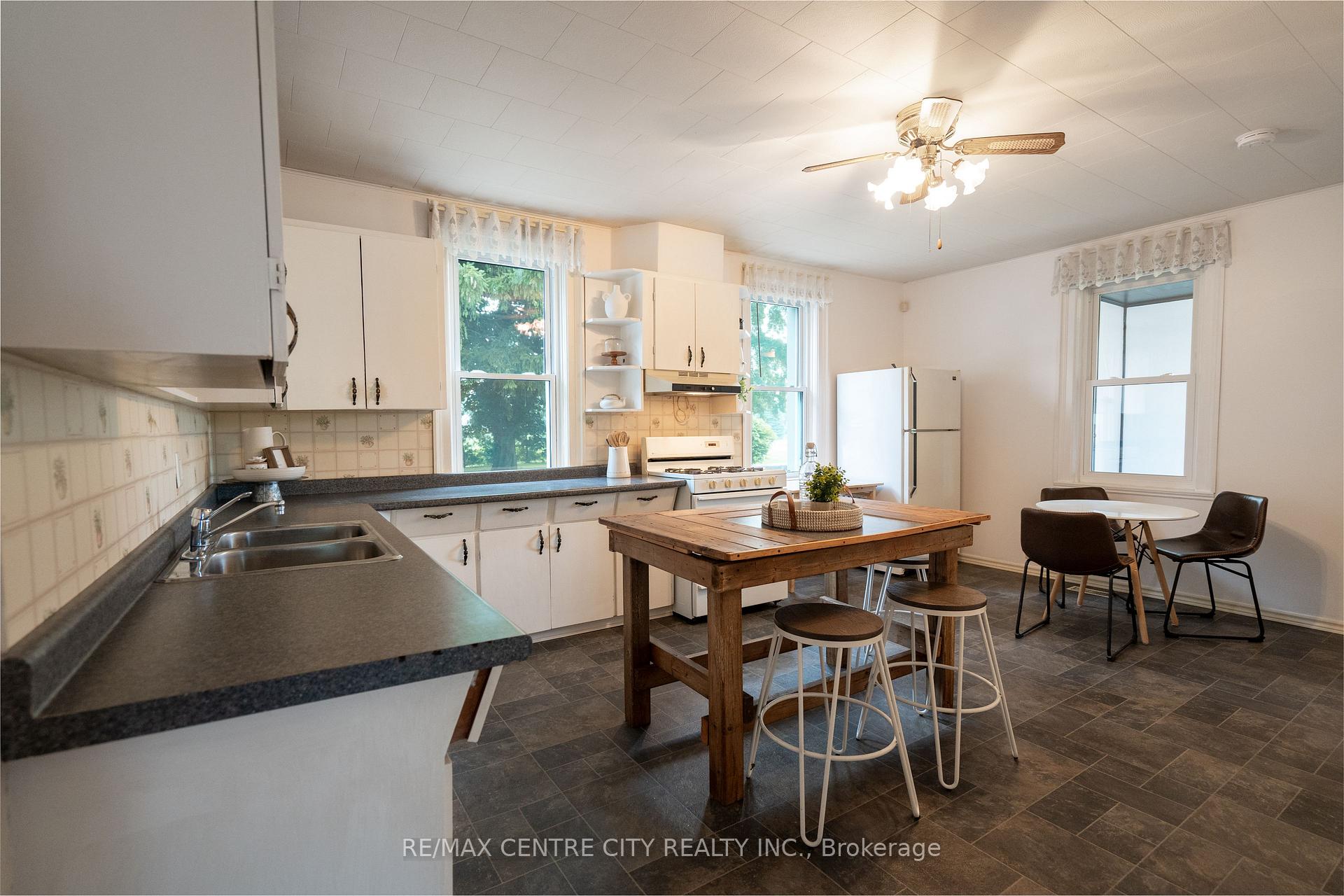 Photo 9 of 6924 Calvert Drive, Strathroy-Caradoc, Rural Strathroy-Caradoc — HOMEH