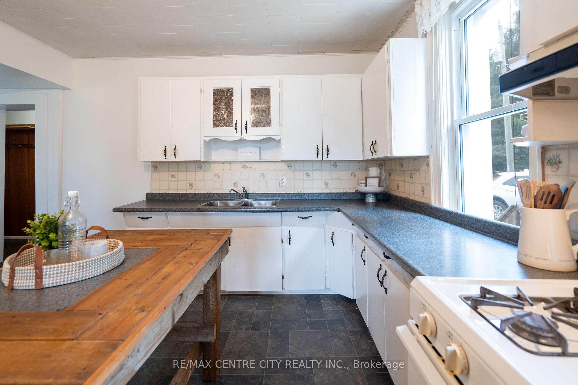 Photo 11 of 6924 Calvert Drive, Strathroy-Caradoc, Rural Strathroy-Caradoc — HOMEH