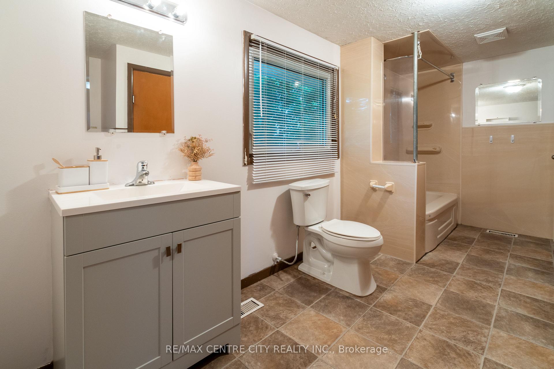 Photo 22 of 6924 Calvert Drive, Strathroy-Caradoc, Rural Strathroy-Caradoc — HOMEH