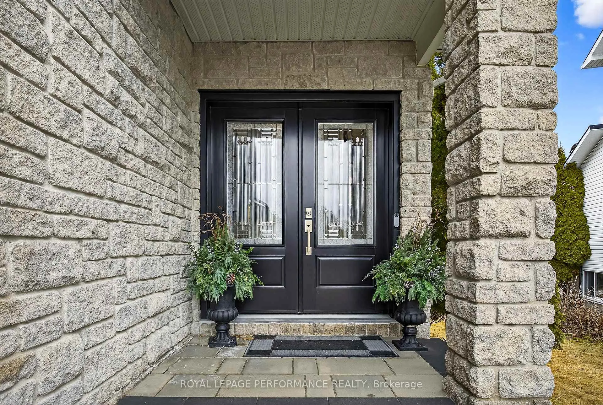Photo 3 of 2191 Saturn Crescent, Ottawa, Fallingbrook/Gardenway South — HOMEH