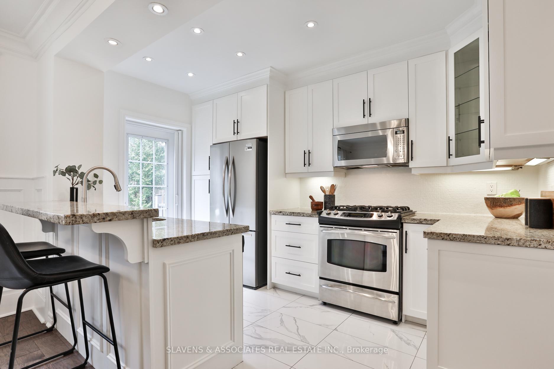 Photo 11 of 34 Burnaby Boulevard, Toronto, Yonge-Eglinton — HOMEH