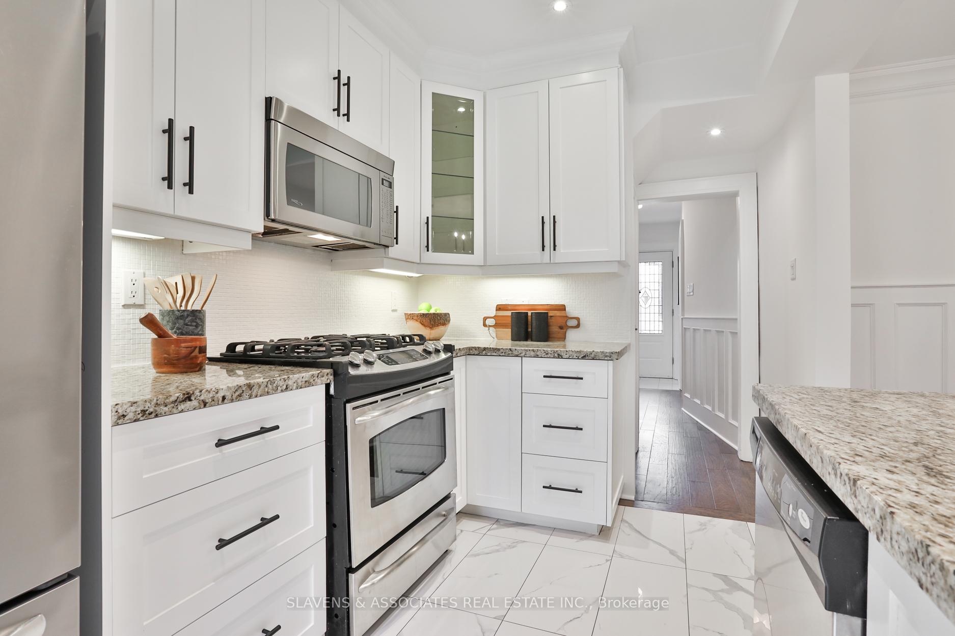 Photo 13 of 34 Burnaby Boulevard, Toronto, Yonge-Eglinton — HOMEH