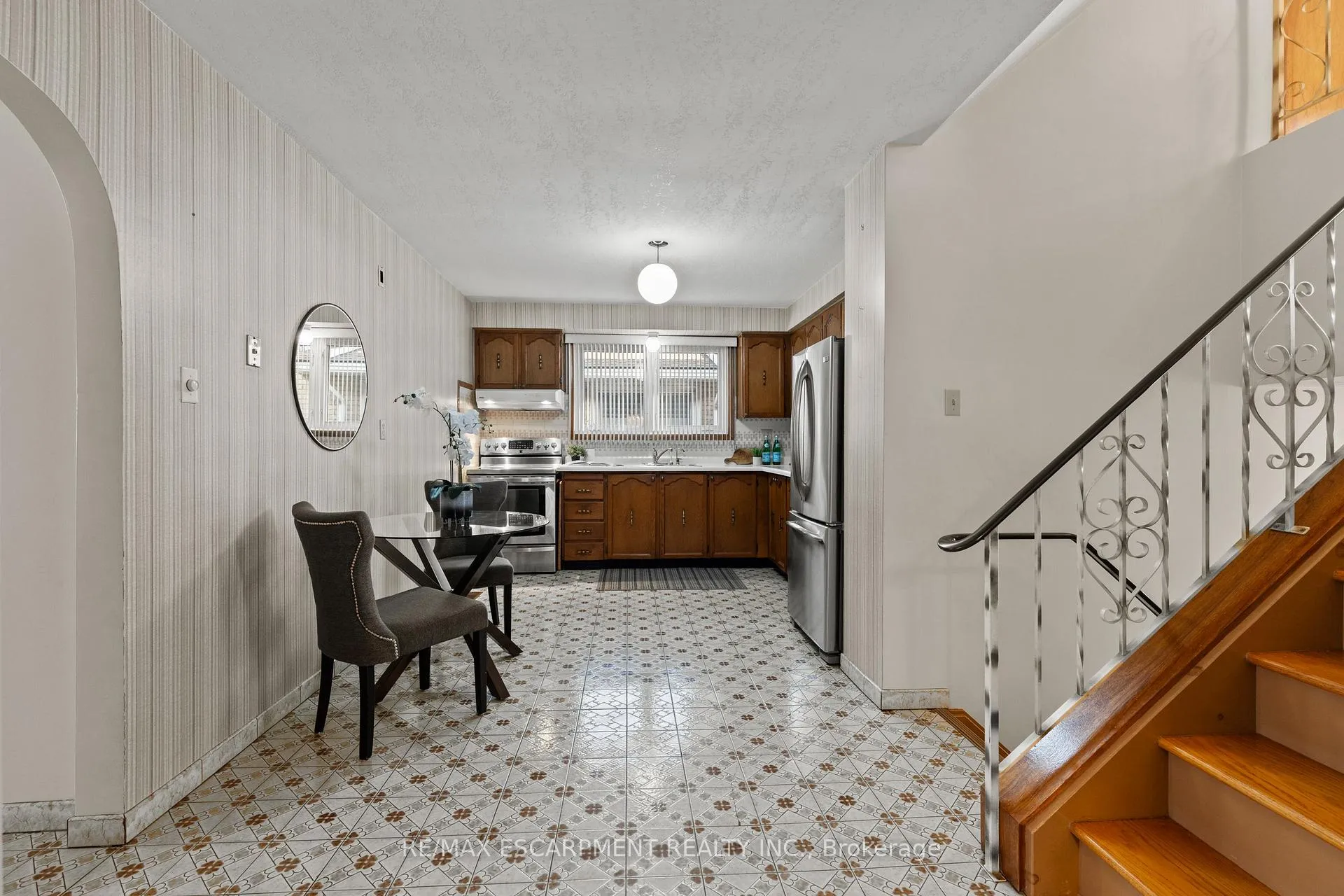 Photo 11 of 48 Village Drive, Hamilton, Kentley — HOMEH
