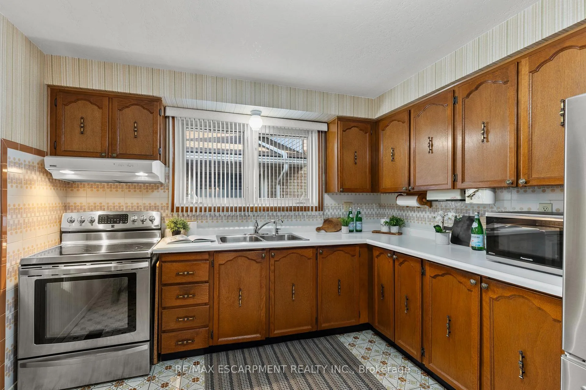 Photo 12 of 48 Village Drive, Hamilton, Kentley — HOMEH