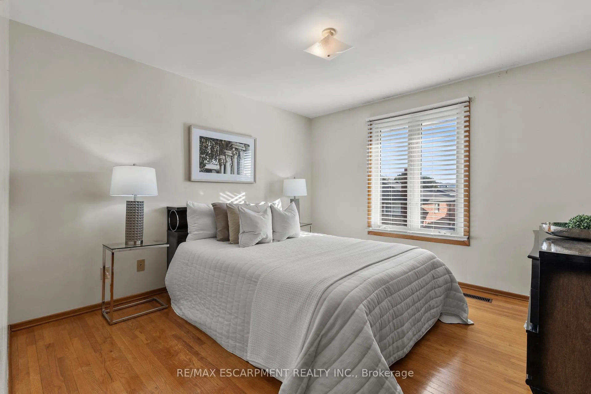 Photo 15 of 48 Village Drive, Hamilton, Kentley — HOMEH