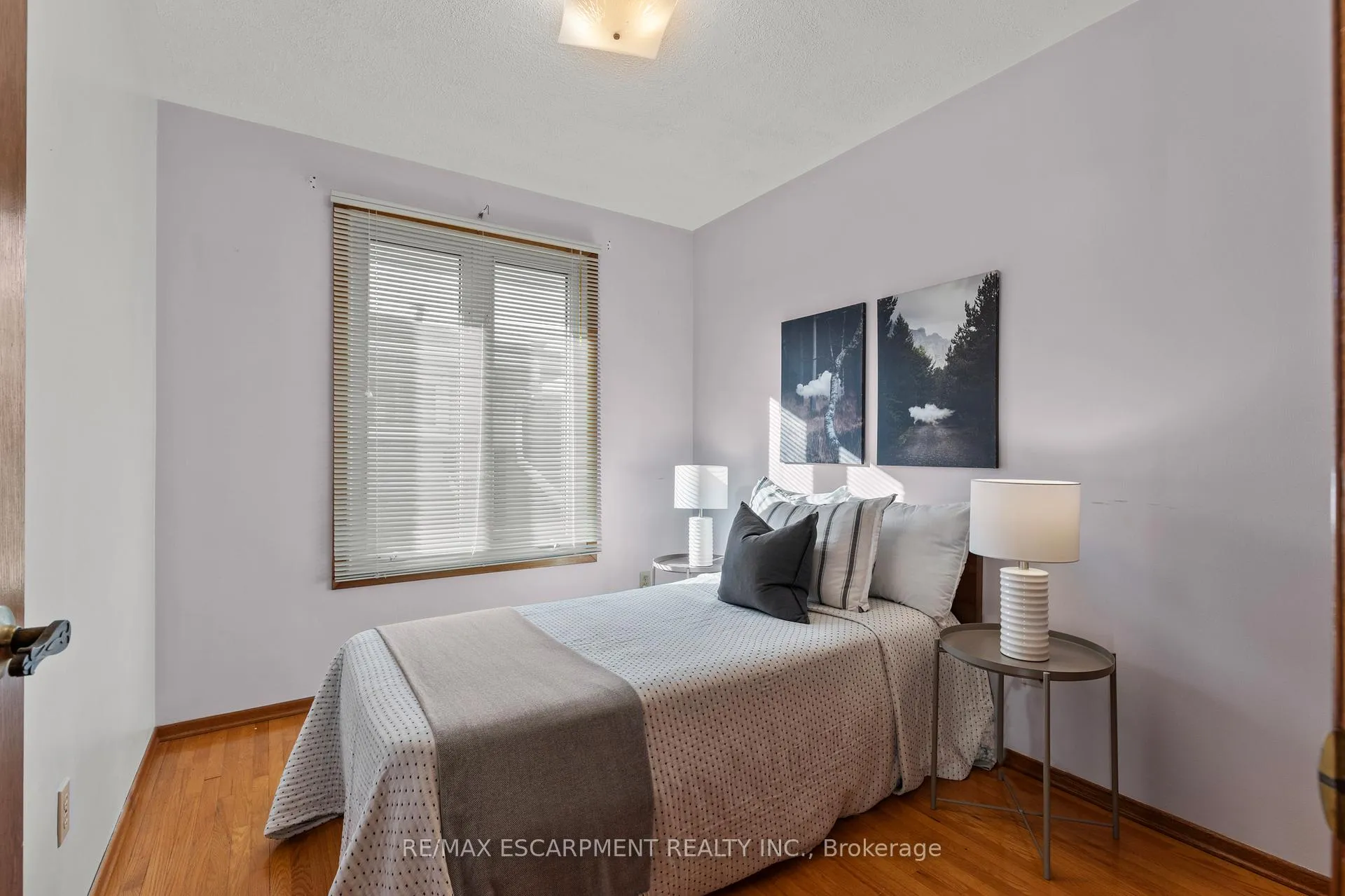 Photo 16 of 48 Village Drive, Hamilton, Kentley — HOMEH