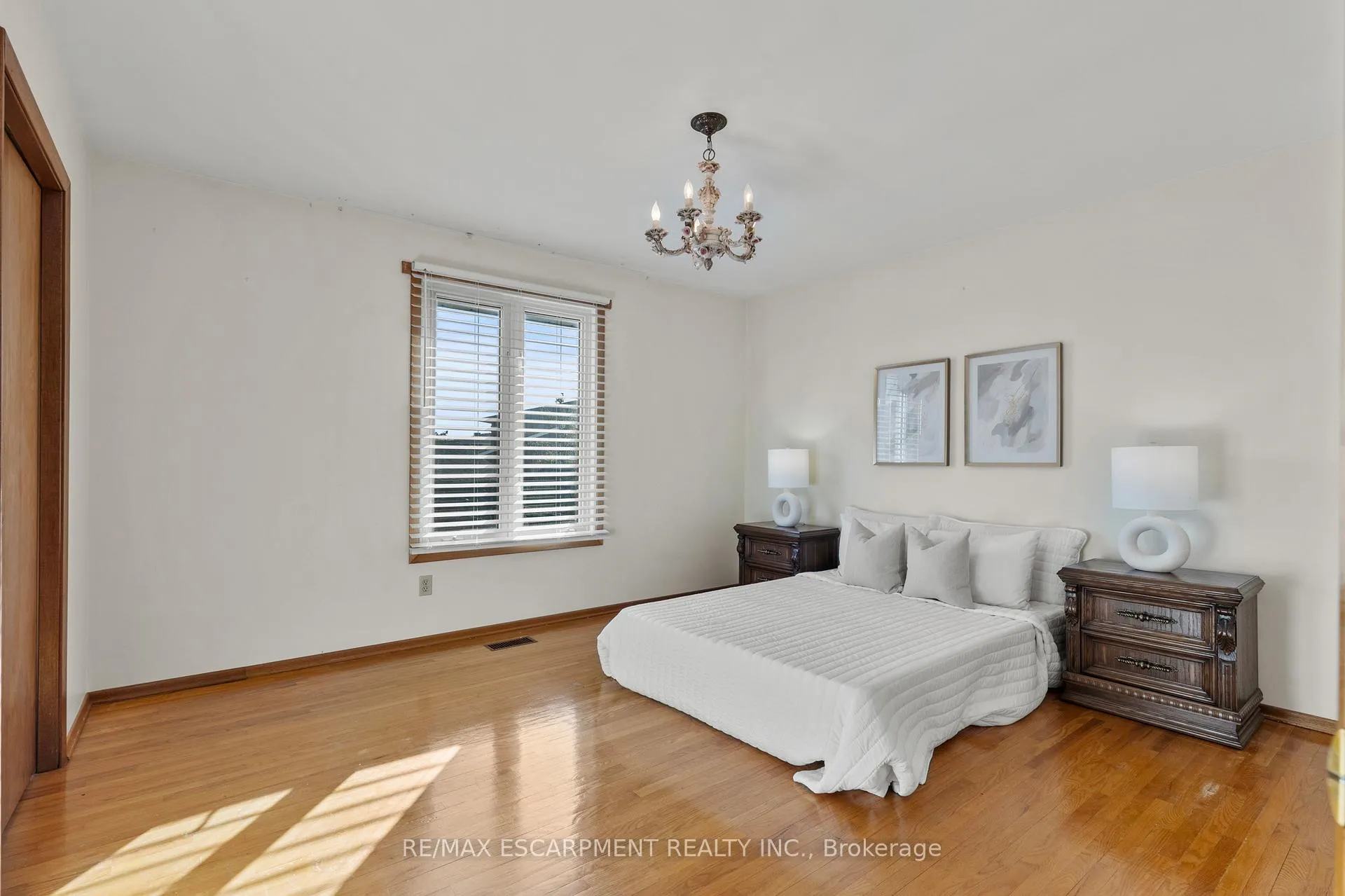Photo 17 of 48 Village Drive, Hamilton, Kentley — HOMEH