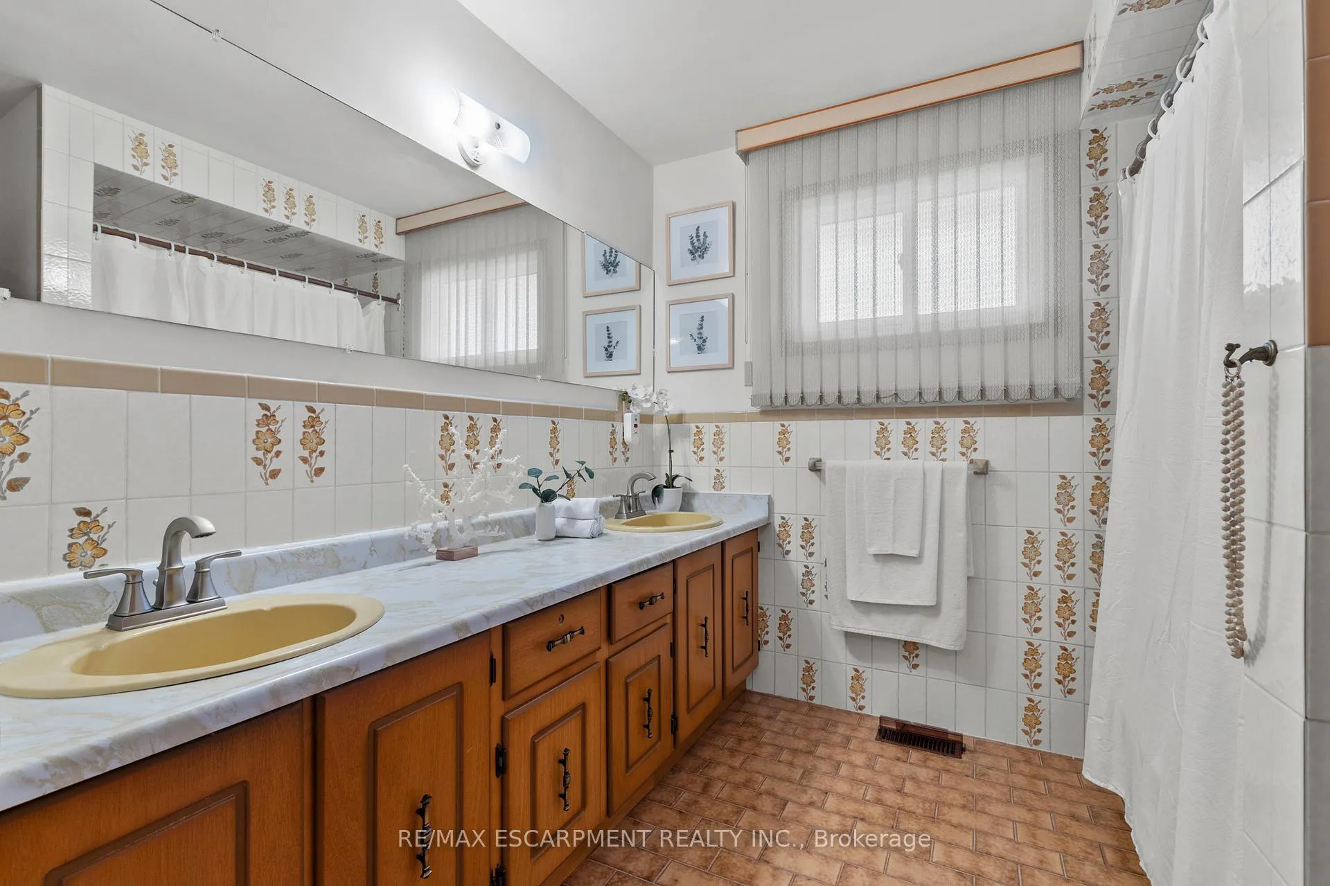 Photo 18 of 48 Village Drive, Hamilton, Kentley — HOMEH