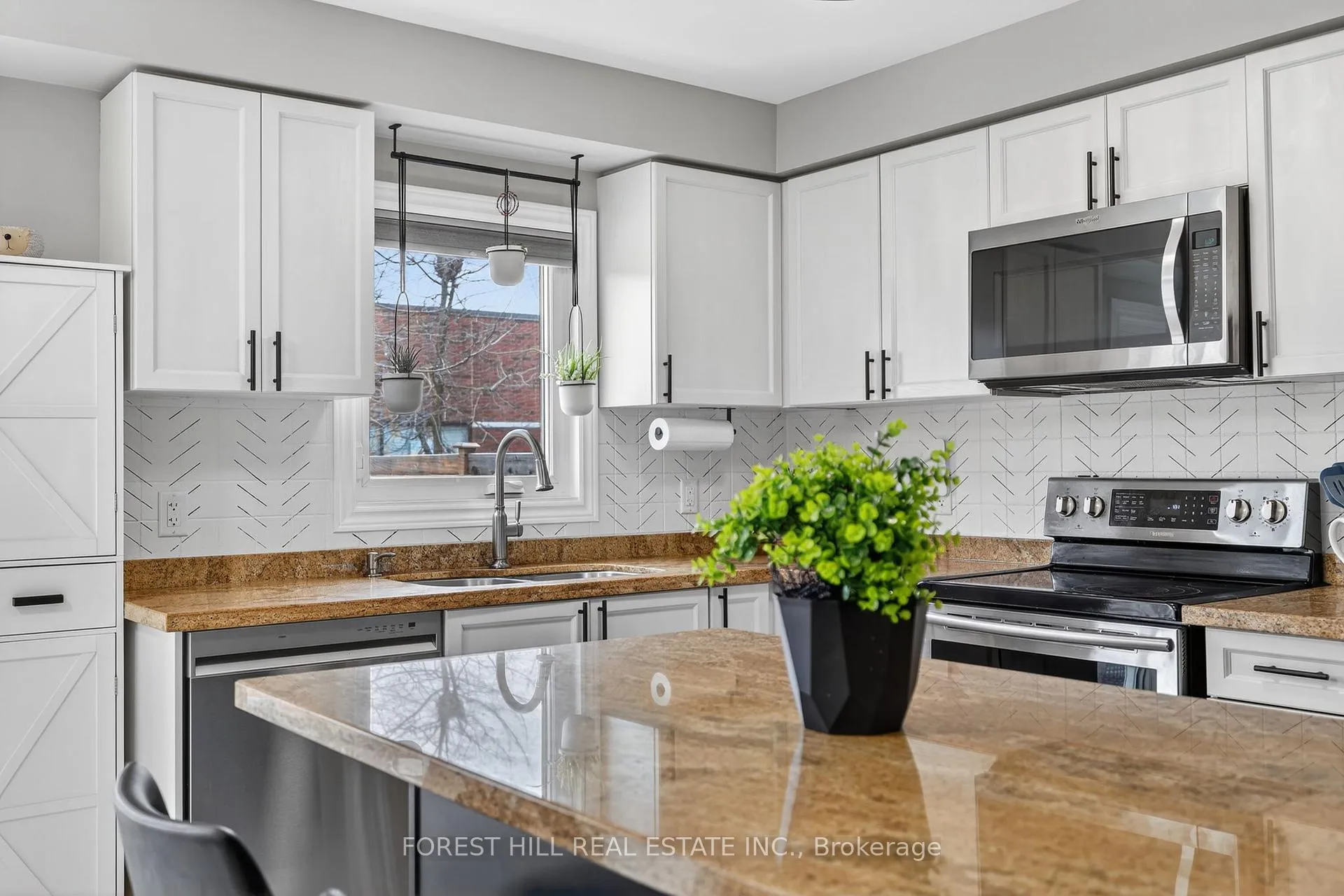 Photo 11 of 102 Majesty Boulevard, Barrie, Innis-Shore — HOMEH