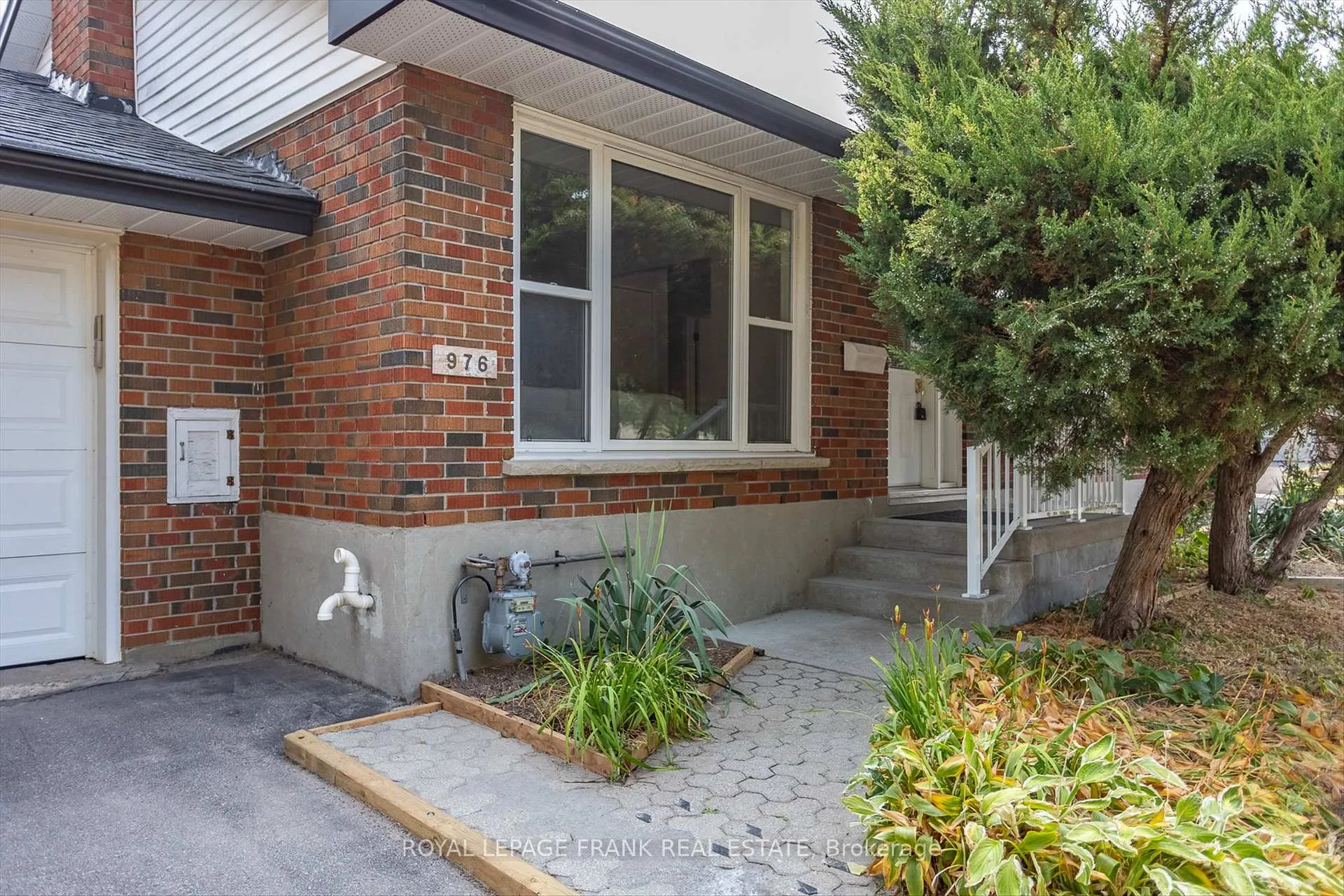 Photo 2 of 976 Glebemount Crescent, Peterborough, Northcrest Ward 5 — HOMEH
