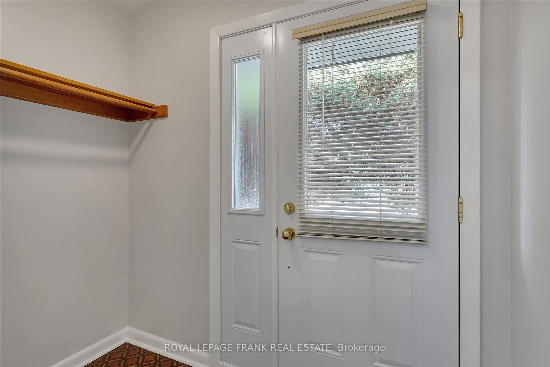 Photo 3 of 976 Glebemount Crescent, Peterborough, Northcrest Ward 5 — HOMEH
