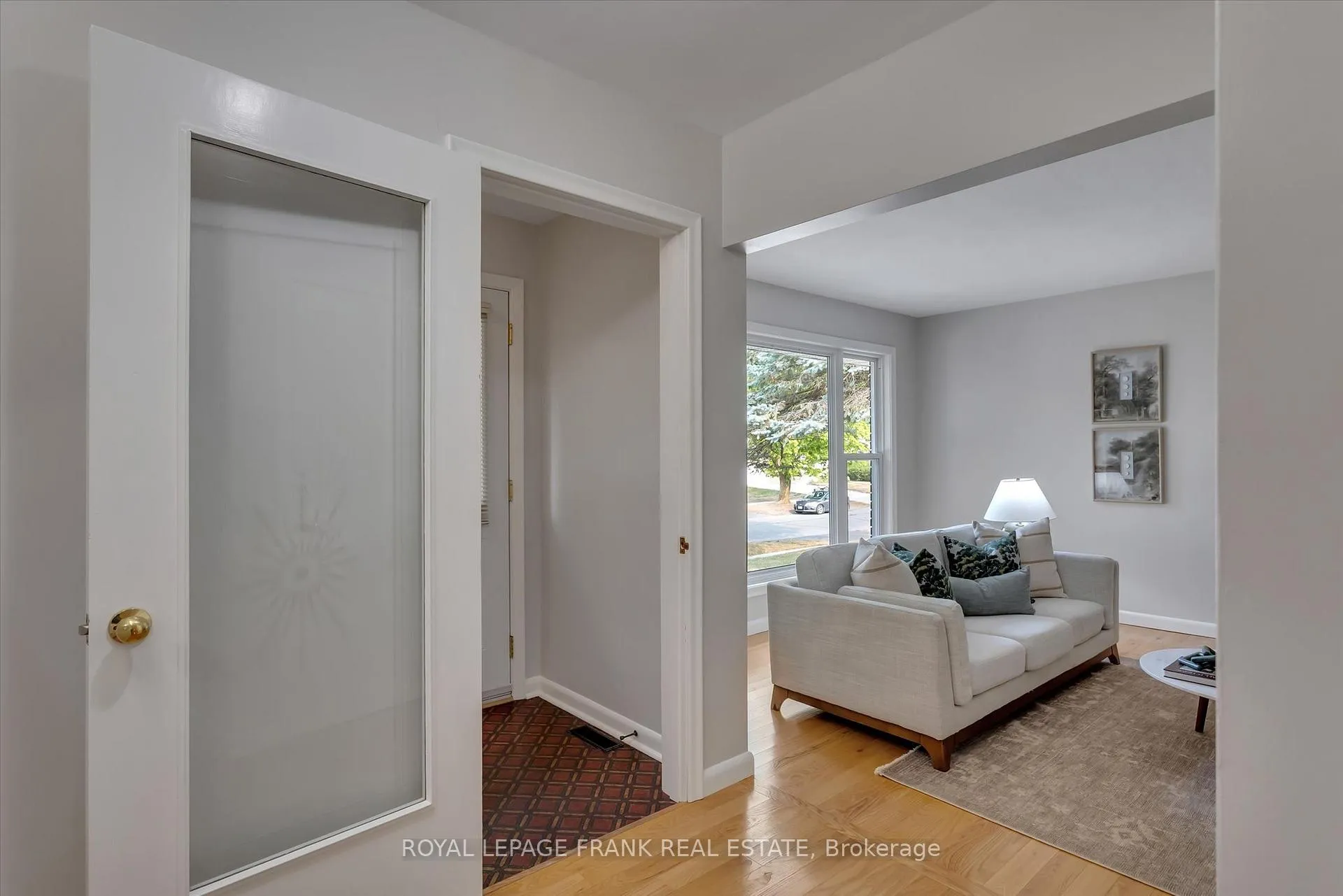 Photo 4 of 976 Glebemount Crescent, Peterborough, Northcrest Ward 5 — HOMEH