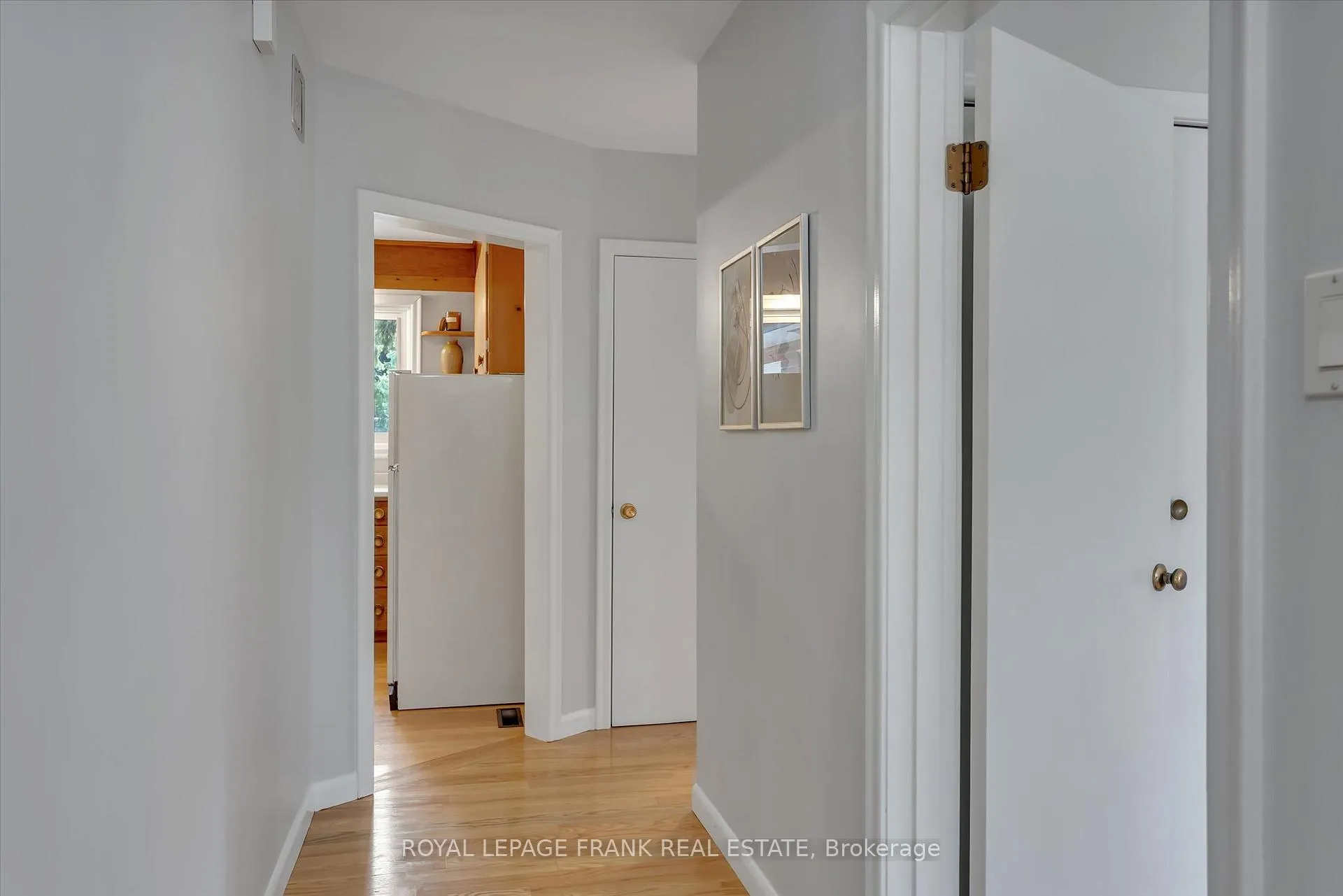 Photo 12 of 976 Glebemount Crescent, Peterborough, Northcrest Ward 5 — HOMEH