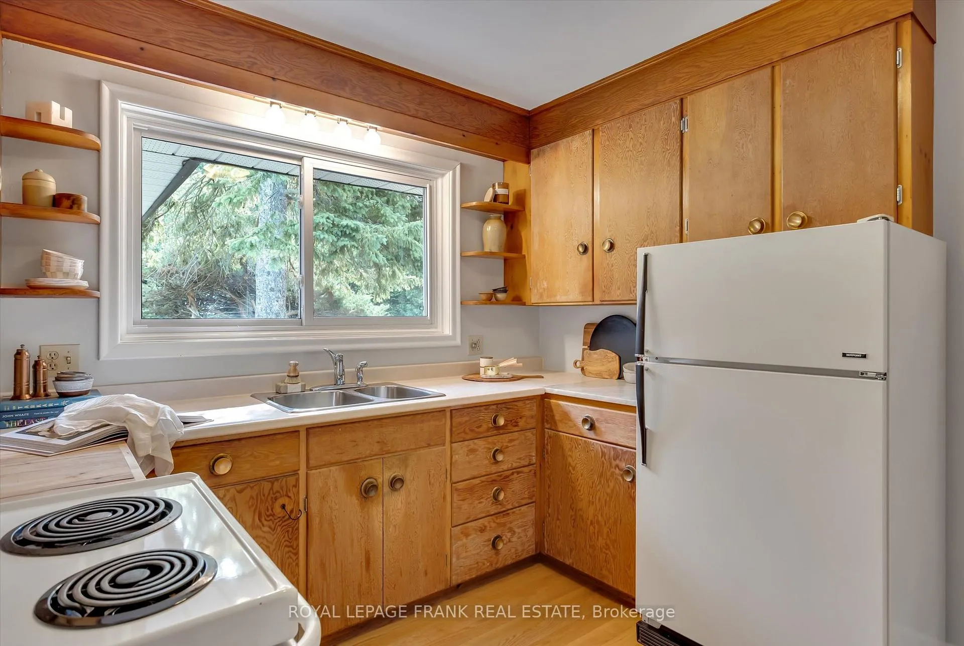 Photo 13 of 976 Glebemount Crescent, Peterborough, Northcrest Ward 5 — HOMEH