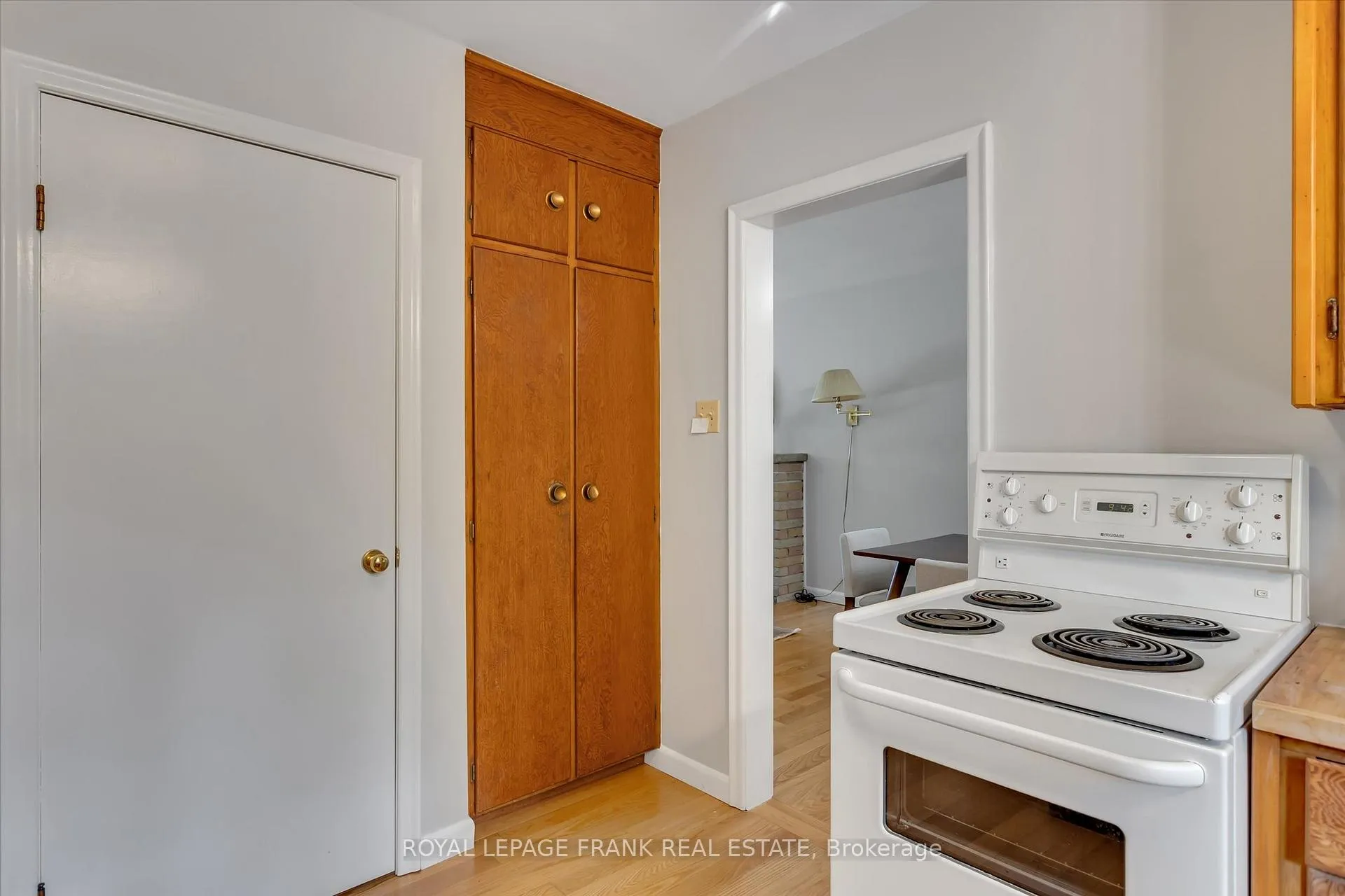 Photo 14 of 976 Glebemount Crescent, Peterborough, Northcrest Ward 5 — HOMEH