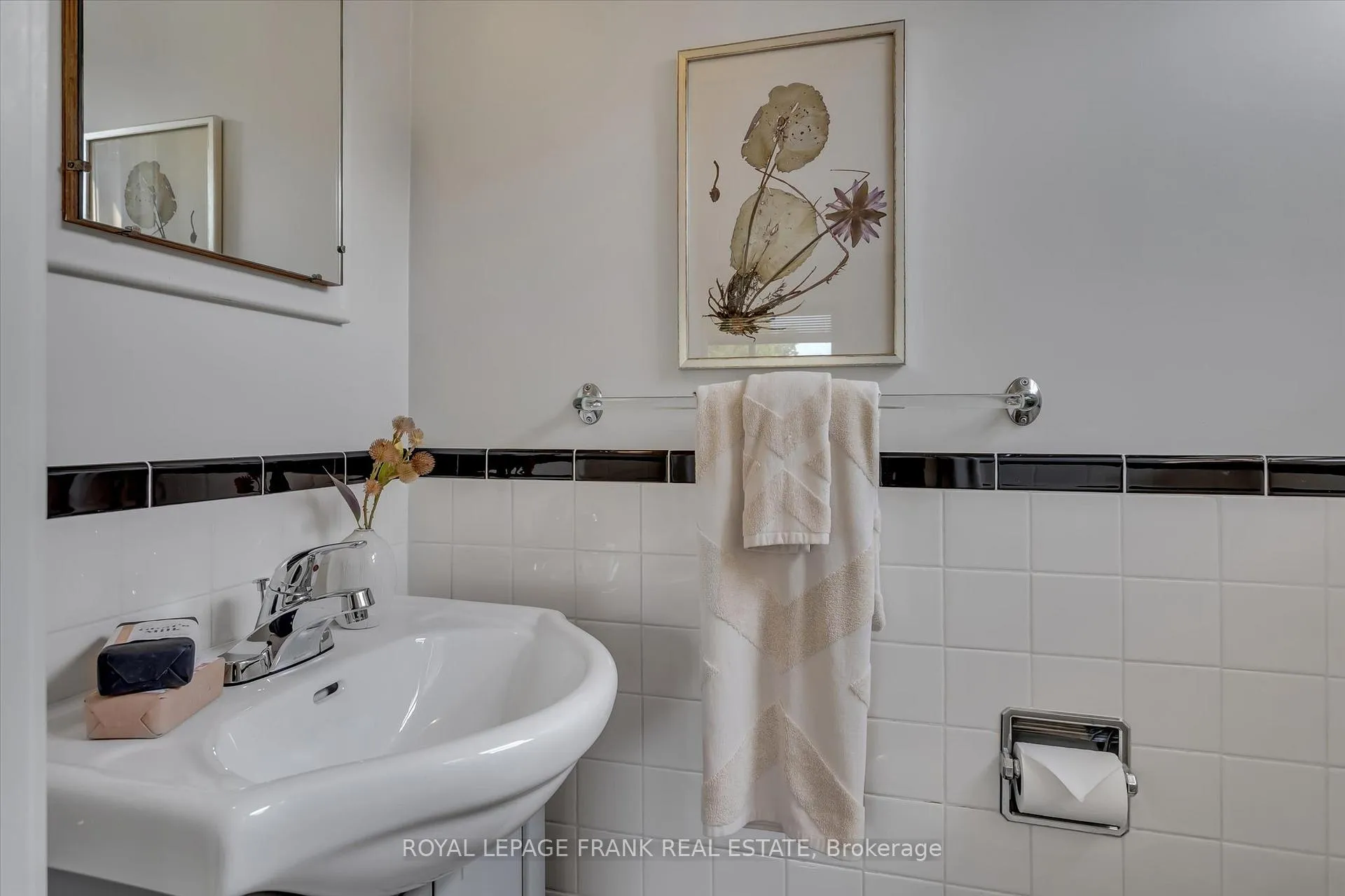 Photo 18 of 976 Glebemount Crescent, Peterborough, Northcrest Ward 5 — HOMEH