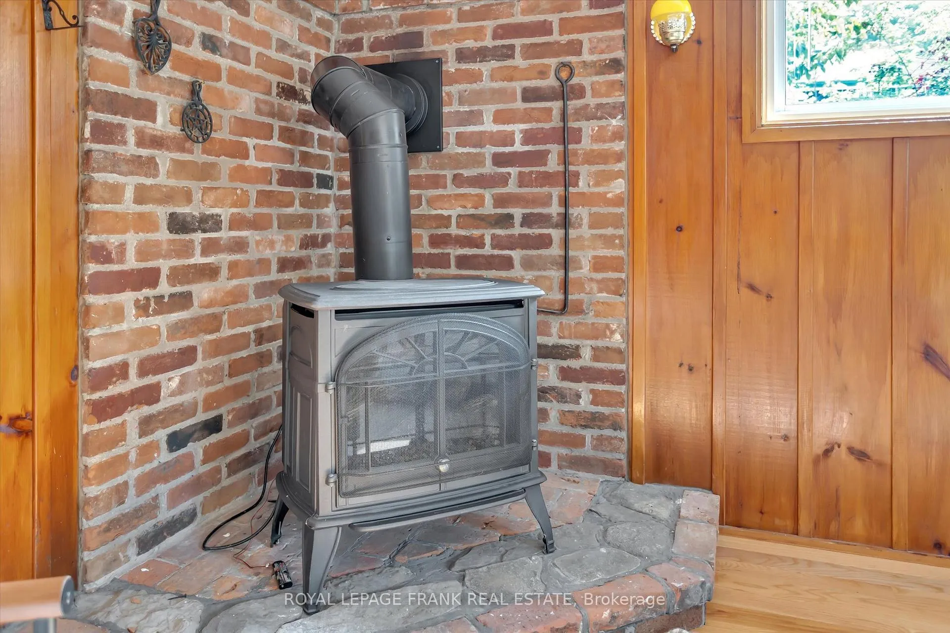 Photo 25 of 976 Glebemount Crescent, Peterborough, Northcrest Ward 5 — HOMEH