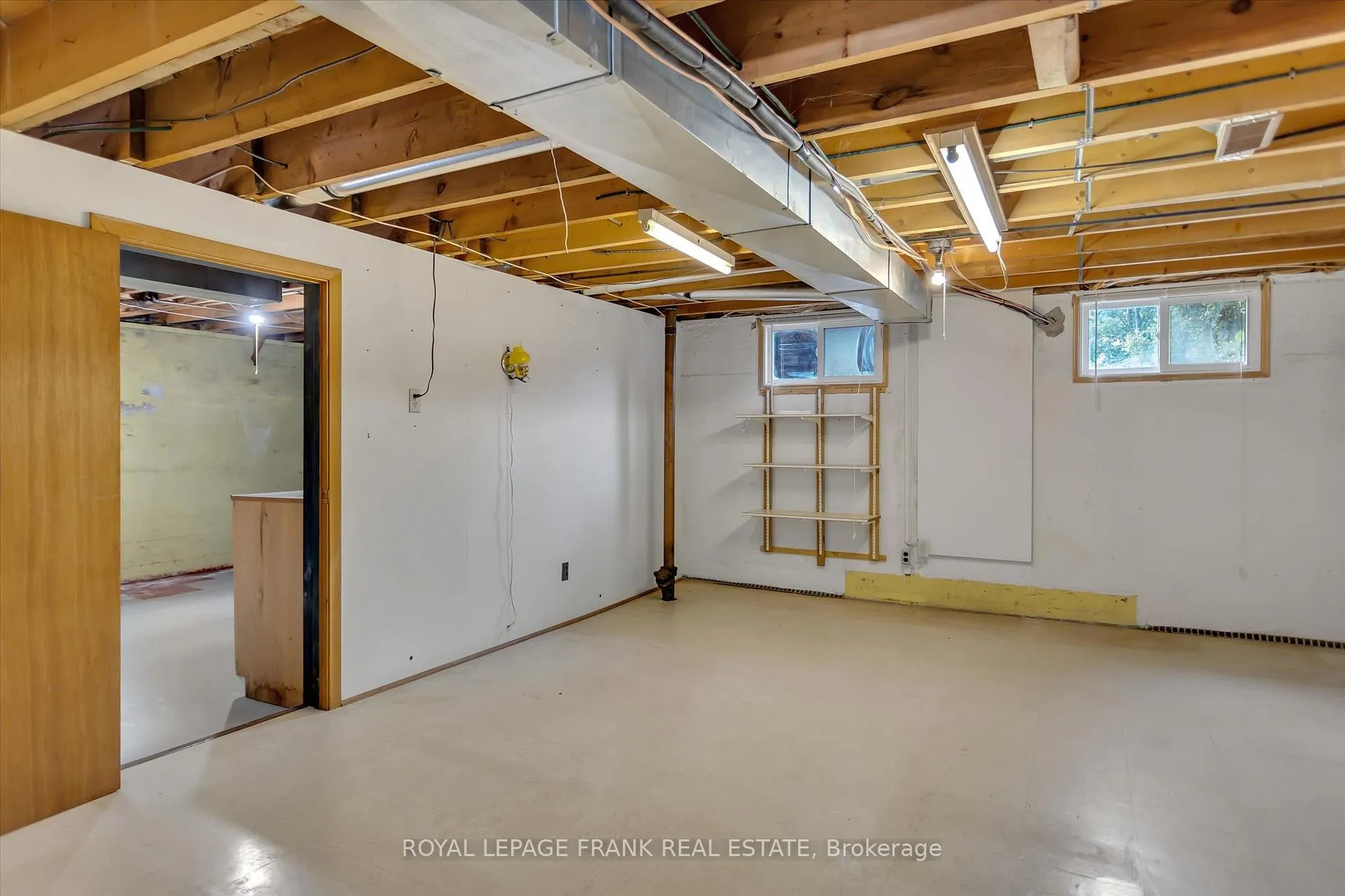 Photo 31 of 976 Glebemount Crescent, Peterborough, Northcrest Ward 5 — HOMEH
