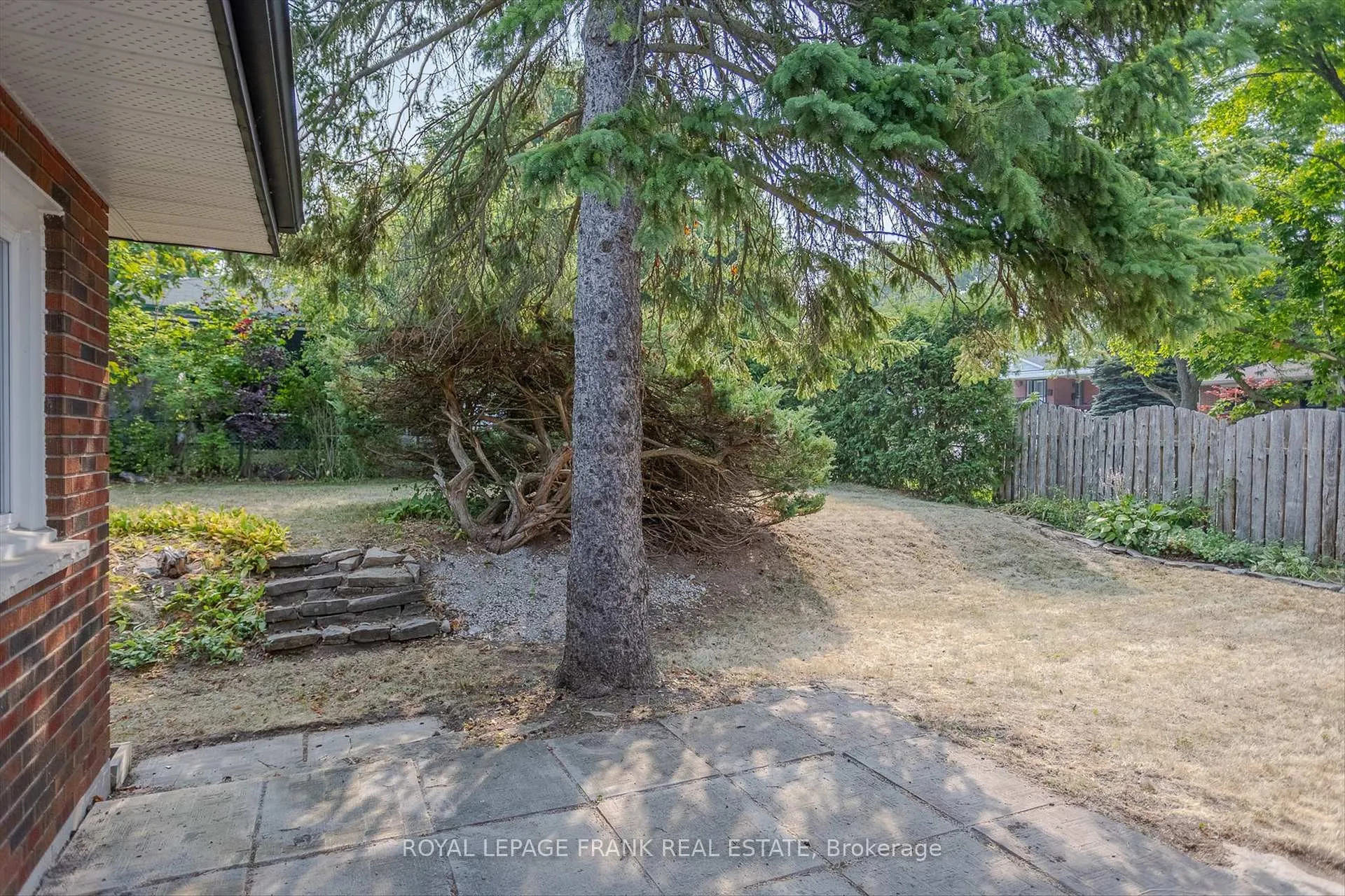 Photo 39 of 976 Glebemount Crescent, Peterborough, Northcrest Ward 5 — HOMEH