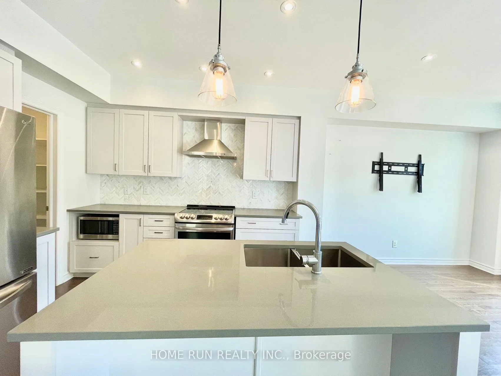 Photo 10 of 507 Borbridge Avenue, Ottawa, Riverside South/Gloucester Glen — HOMEH