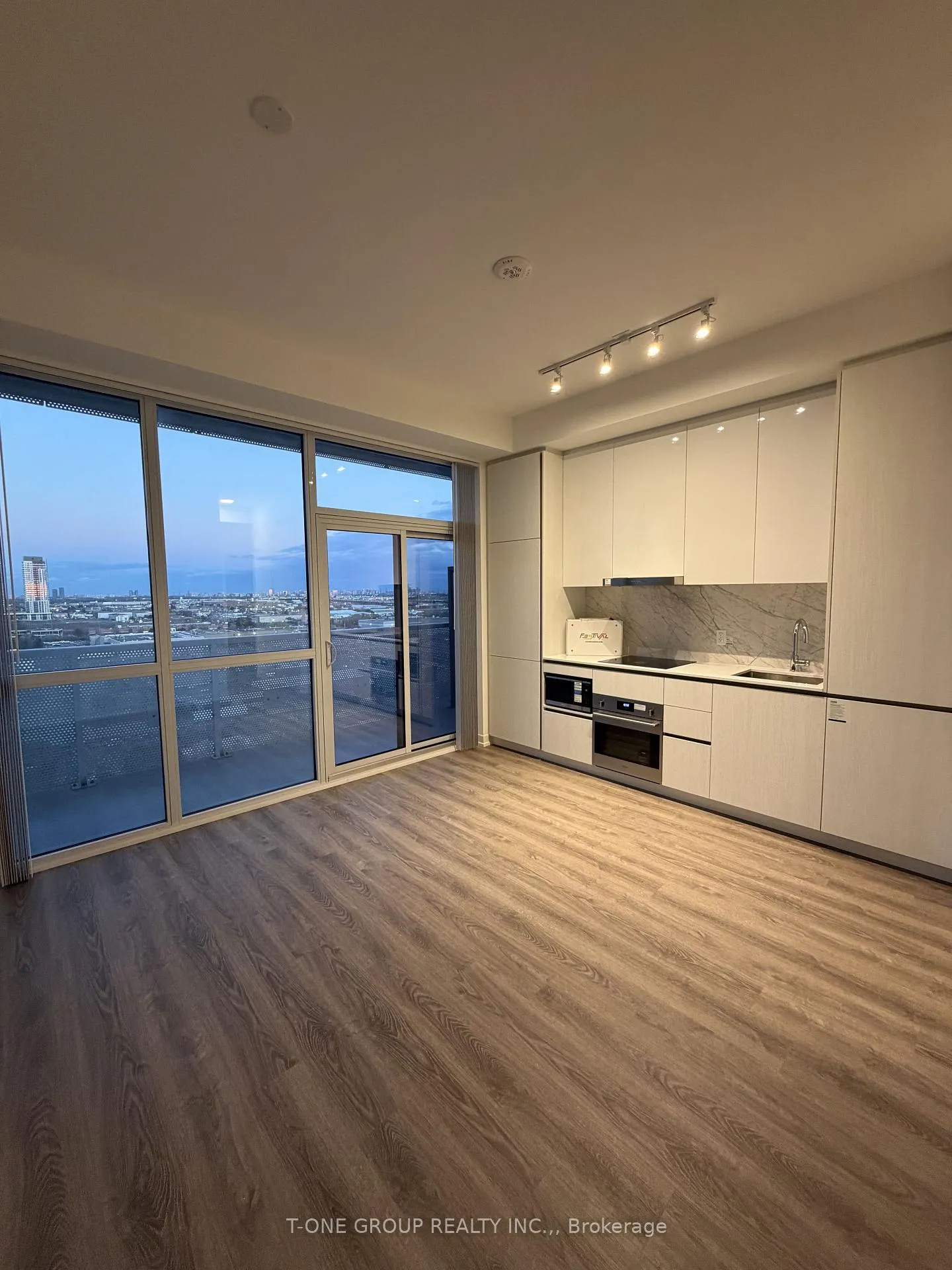 Photo 3 of Unit 1606, 8 Interchange Way, Vaughan, Vaughan Corporate Centre — HOMEH