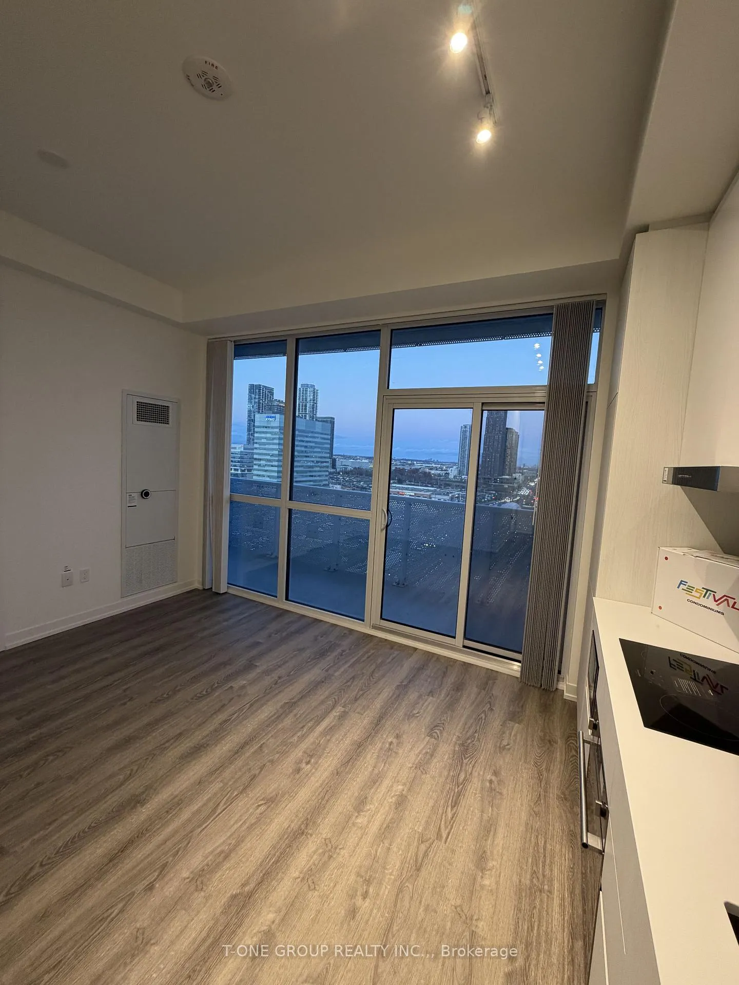 Photo 4 of Unit 1606, 8 Interchange Way, Vaughan, Vaughan Corporate Centre — HOMEH