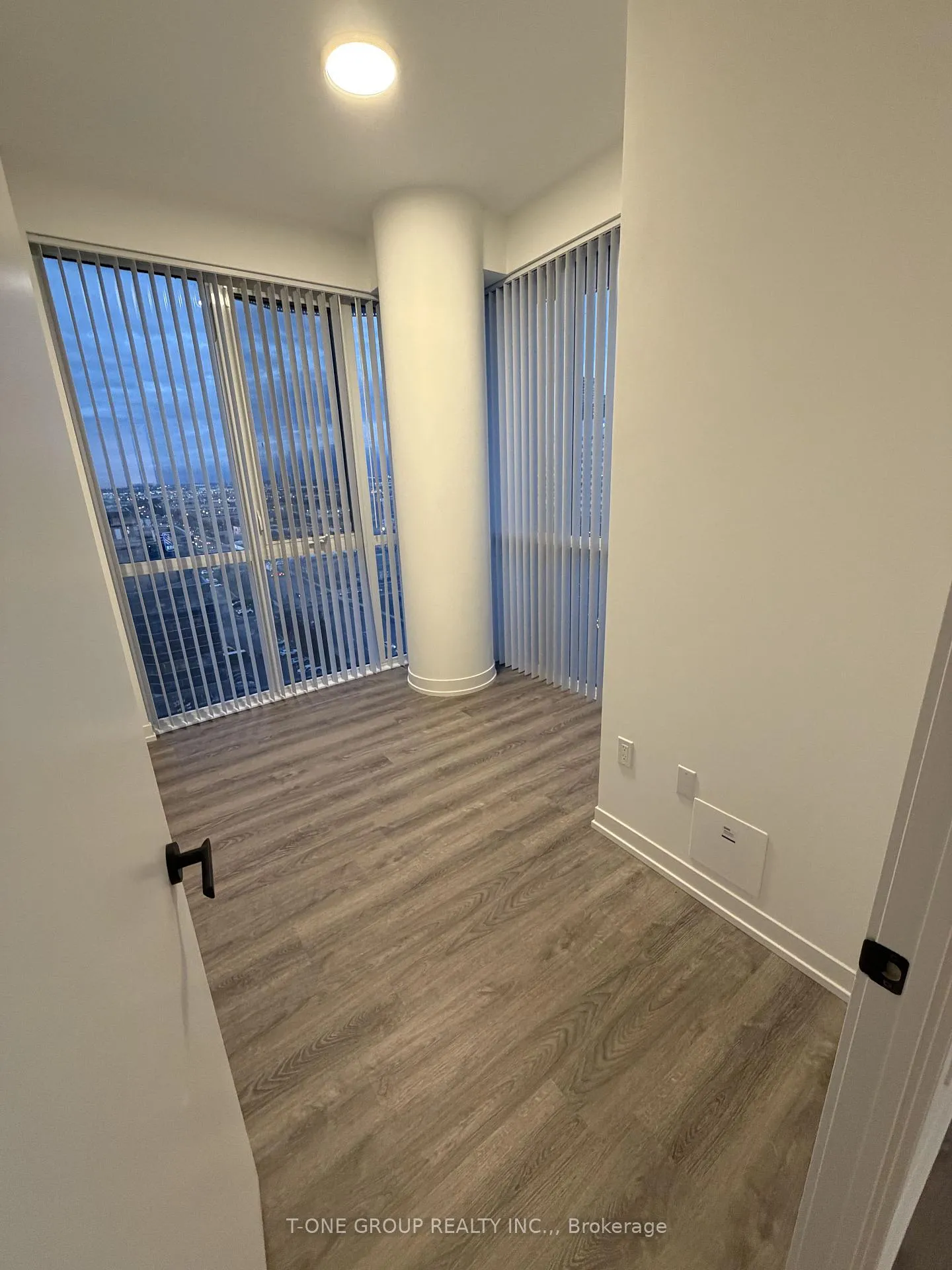 Photo 10 of Unit 1606, 8 Interchange Way, Vaughan, Vaughan Corporate Centre — HOMEH