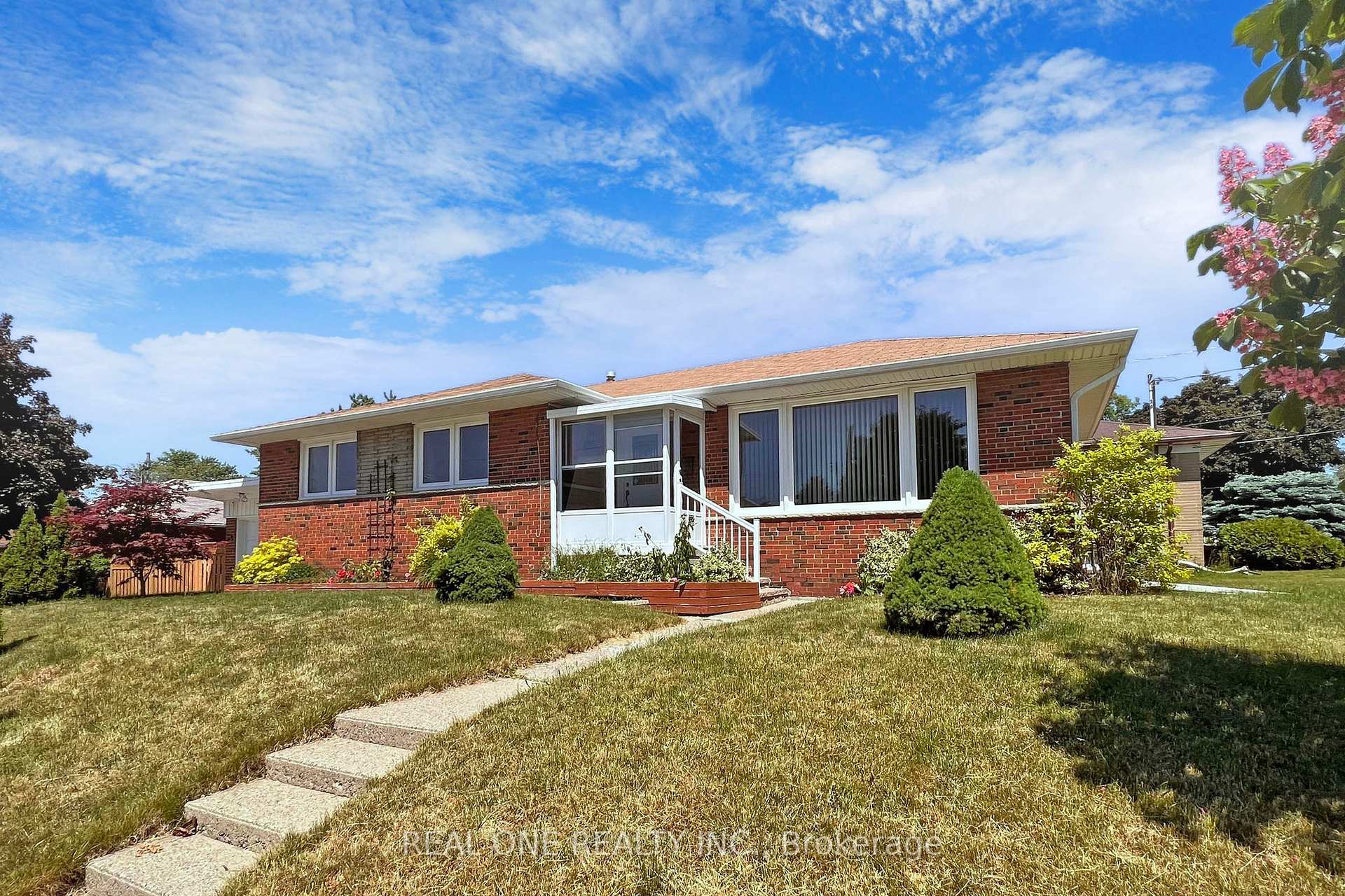 Photo 2 of 25 Beacham Crescent, Scarborough, Tam O'Shanter-Sullivan — HOMEH