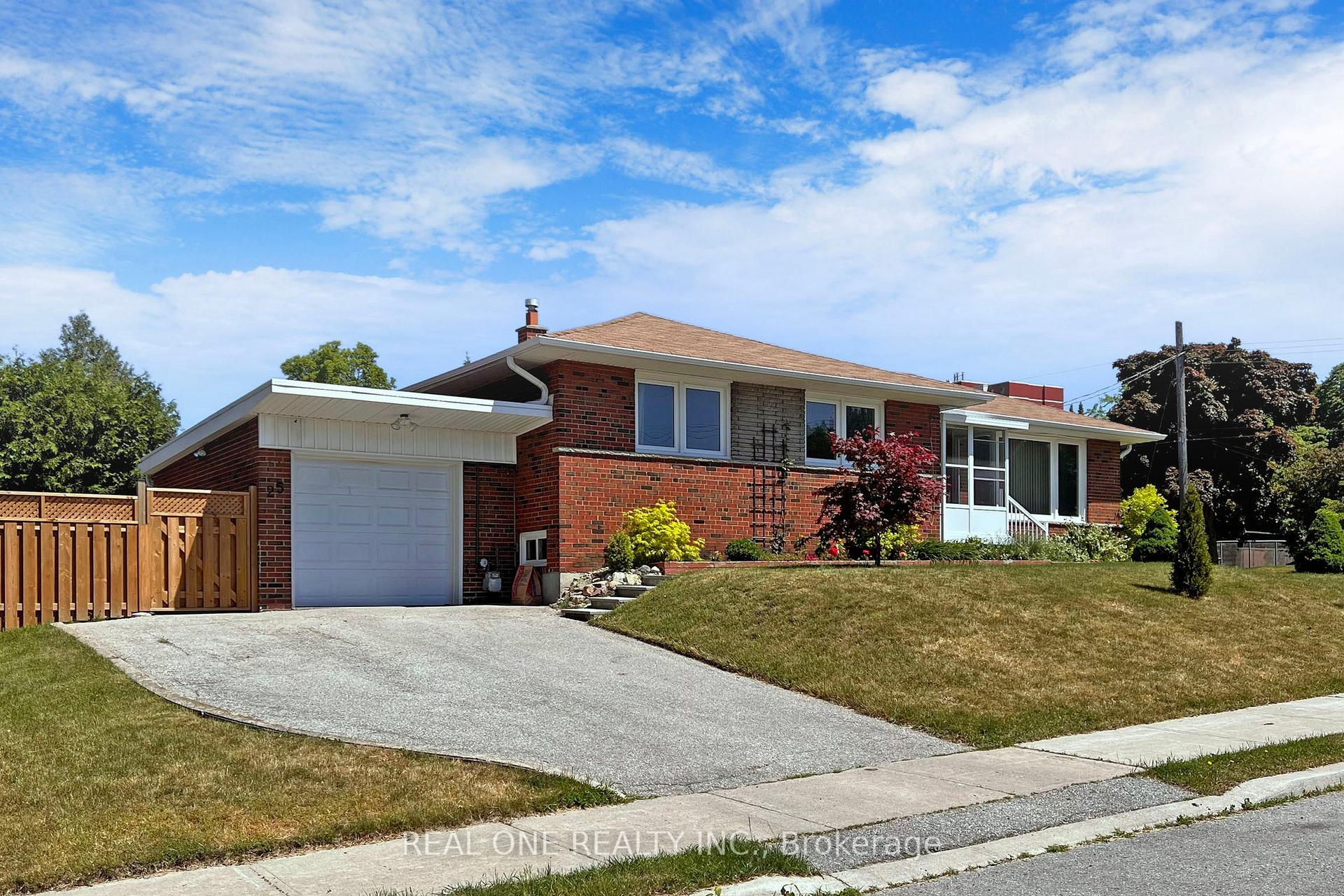 Photo 3 of 25 Beacham Crescent, Scarborough, Tam O'Shanter-Sullivan — HOMEH