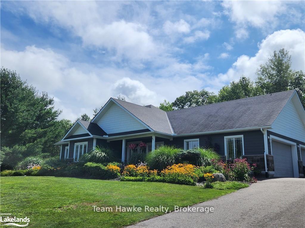 Photo 3 of 90 Windermere Circle, Tay, Rural Tay — HOMEH