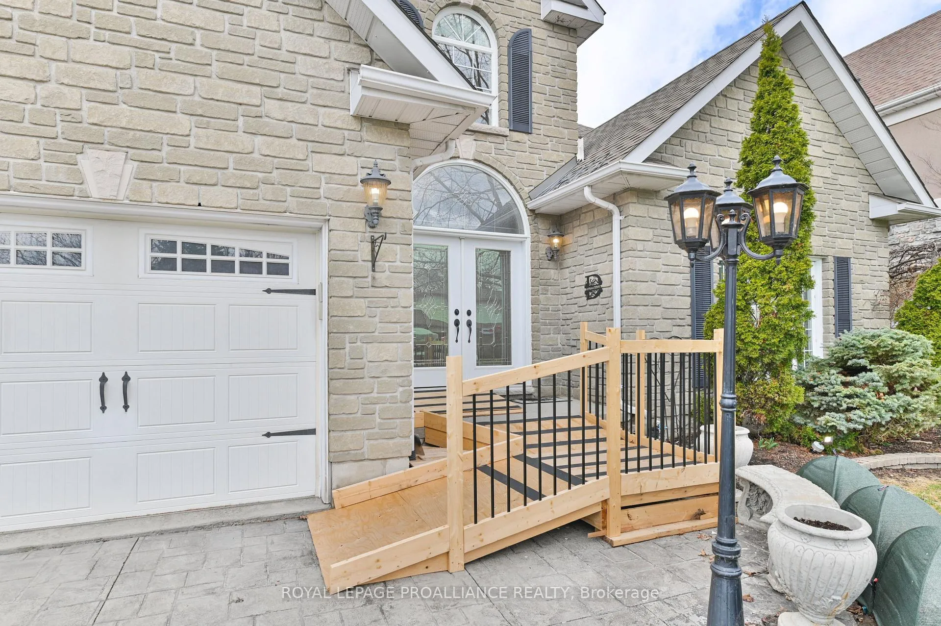 Photo 5 of 39 Grosvenor Drive, Belleville, Belleville Ward — HOMEH