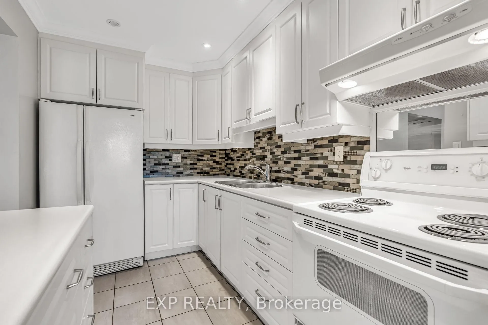 Photo 6 of Unit 325, 22 Niles Way, Markham, Aileen-Willowbrook — HOMEH