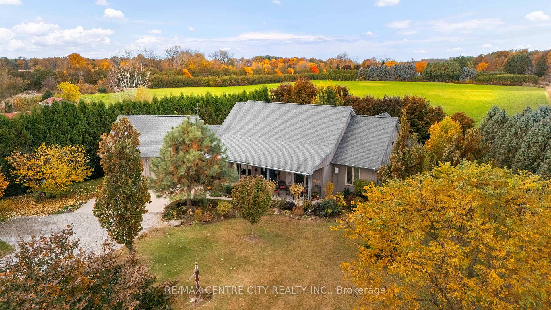 Photo 2 of 7094 Walkers Drive, Strathroy-Caradoc, Rural Strathroy-Caradoc — HOMEH