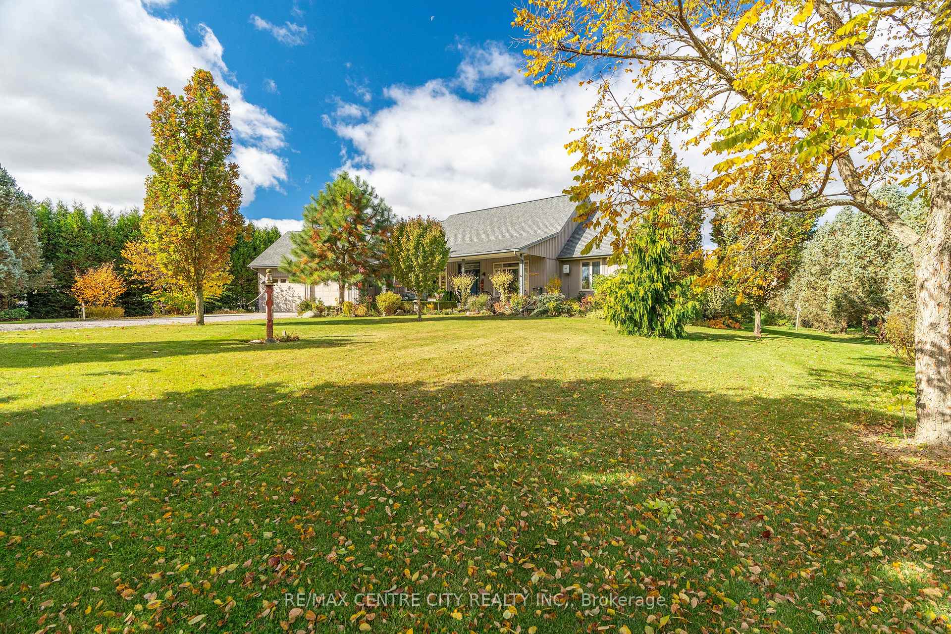 Photo 3 of 7094 Walkers Drive, Strathroy-Caradoc, Rural Strathroy-Caradoc — HOMEH