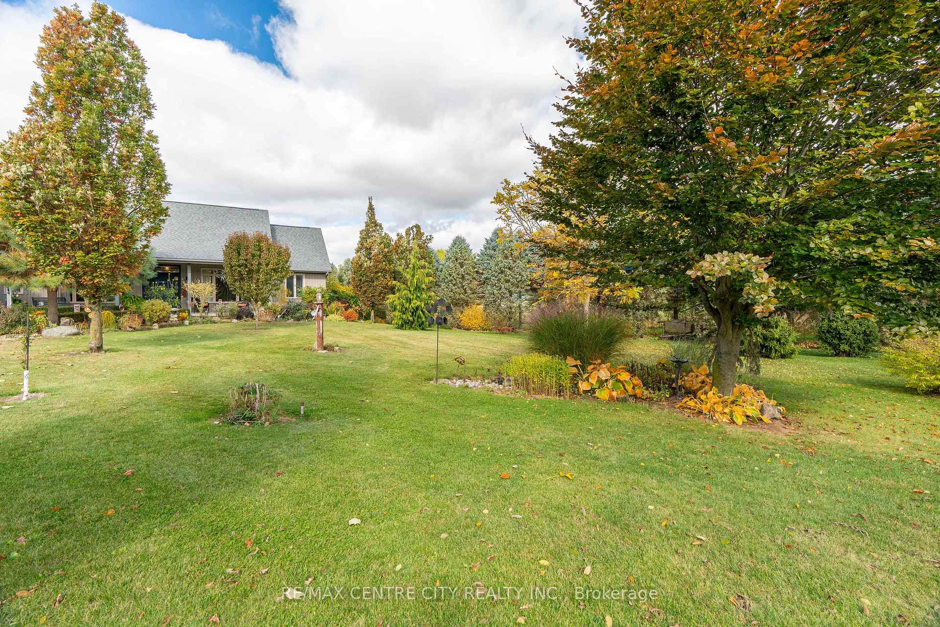 Photo 4 of 7094 Walkers Drive, Strathroy-Caradoc, Rural Strathroy-Caradoc — HOMEH