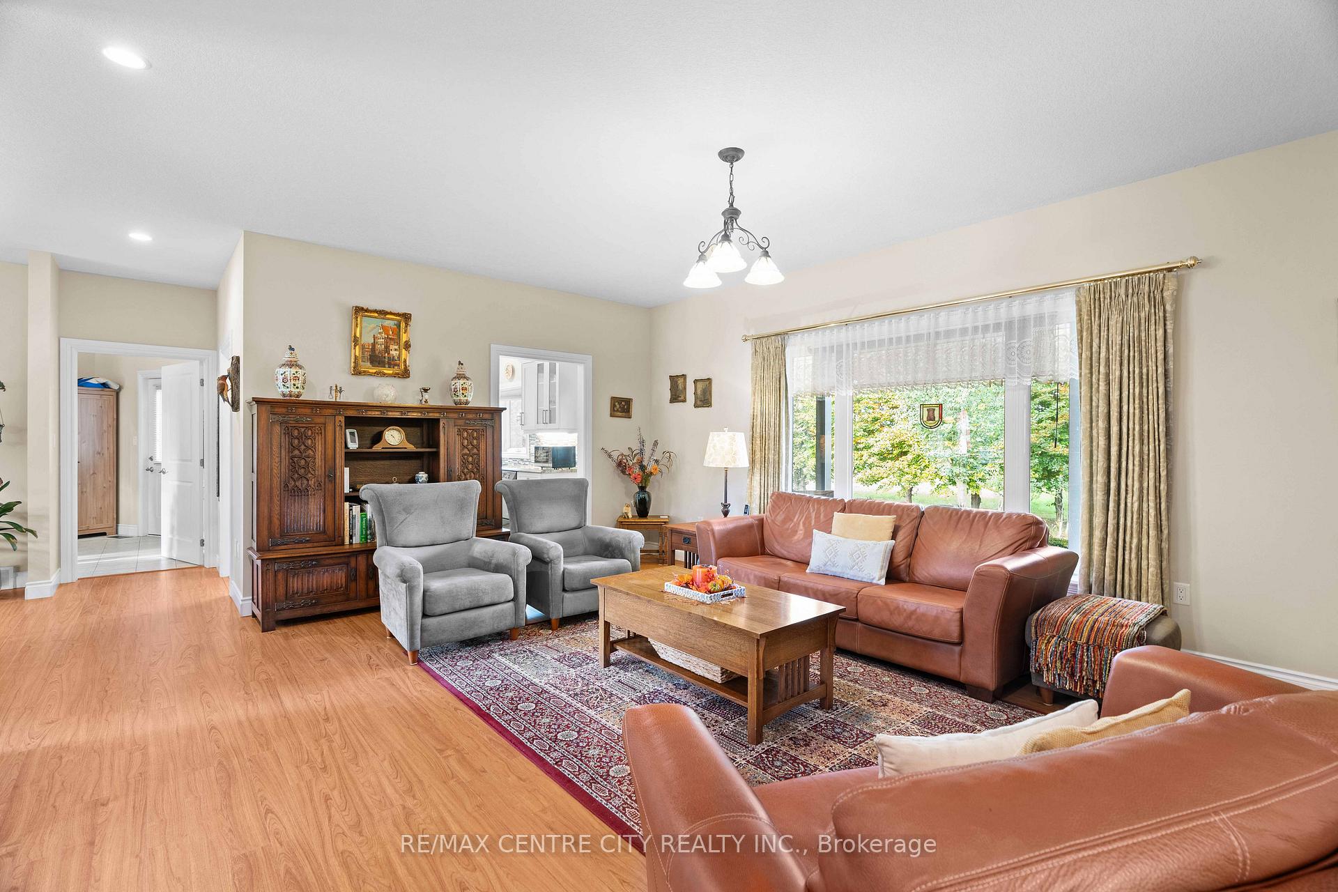 Photo 12 of 7094 Walkers Drive, Strathroy-Caradoc, Rural Strathroy-Caradoc — HOMEH