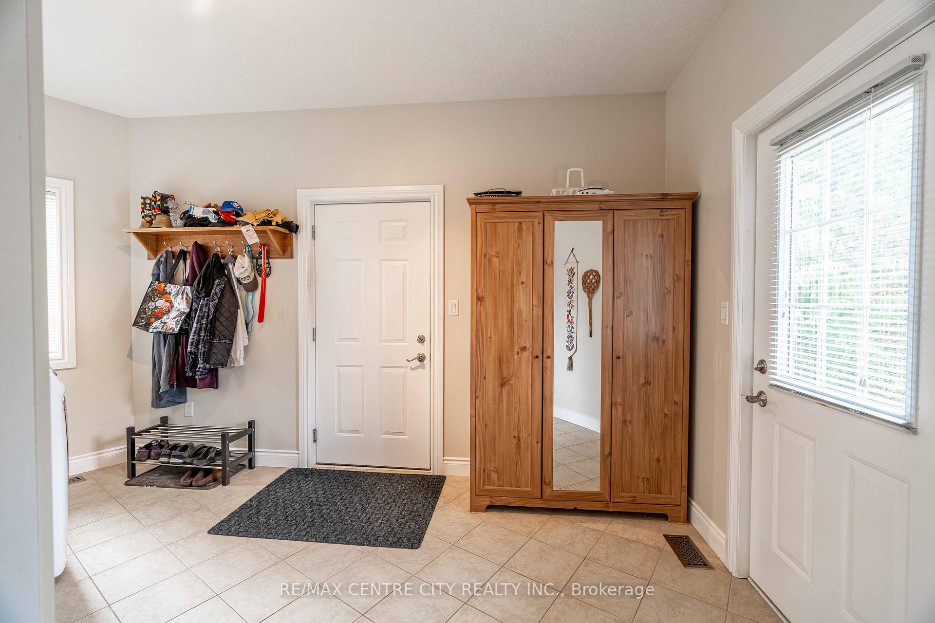Photo 16 of 7094 Walkers Drive, Strathroy-Caradoc, Rural Strathroy-Caradoc — HOMEH