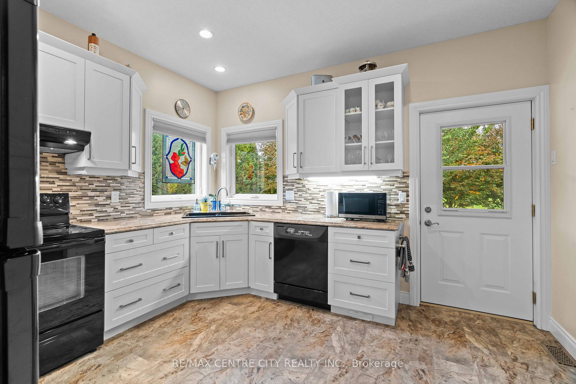 Photo 18 of 7094 Walkers Drive, Strathroy-Caradoc, Rural Strathroy-Caradoc — HOMEH