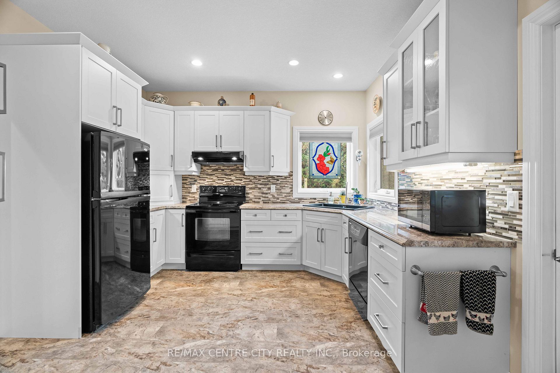 Photo 19 of 7094 Walkers Drive, Strathroy-Caradoc, Rural Strathroy-Caradoc — HOMEH