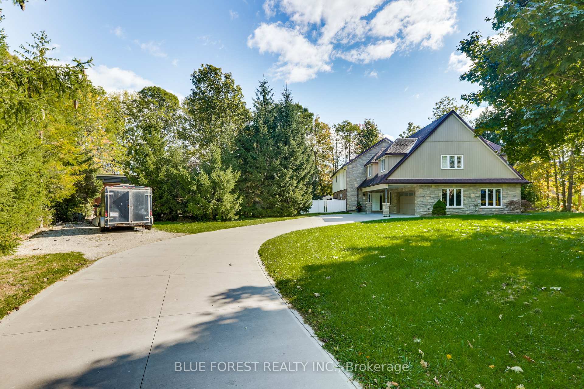 Photo 2 of 28 Golf Drive, Thames Centre, Nilestown — HOMEH